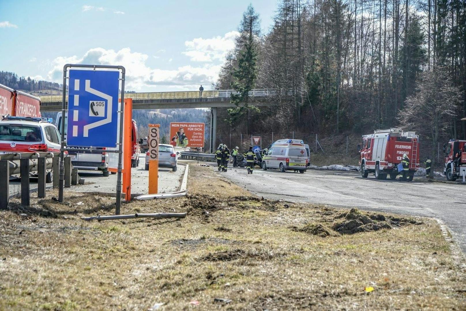 Nach der polizeilichen Freigabe wurde die Unfallstelle von der ASFINAG und der FF Pinggau gesäubert sowie der Pkw auf die Räder gestellt.