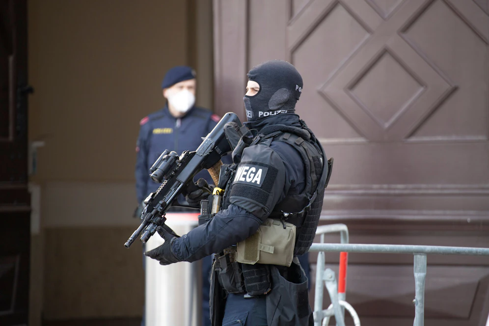 Polizei und WEGA nahmen den tobenden Angreifer fest.