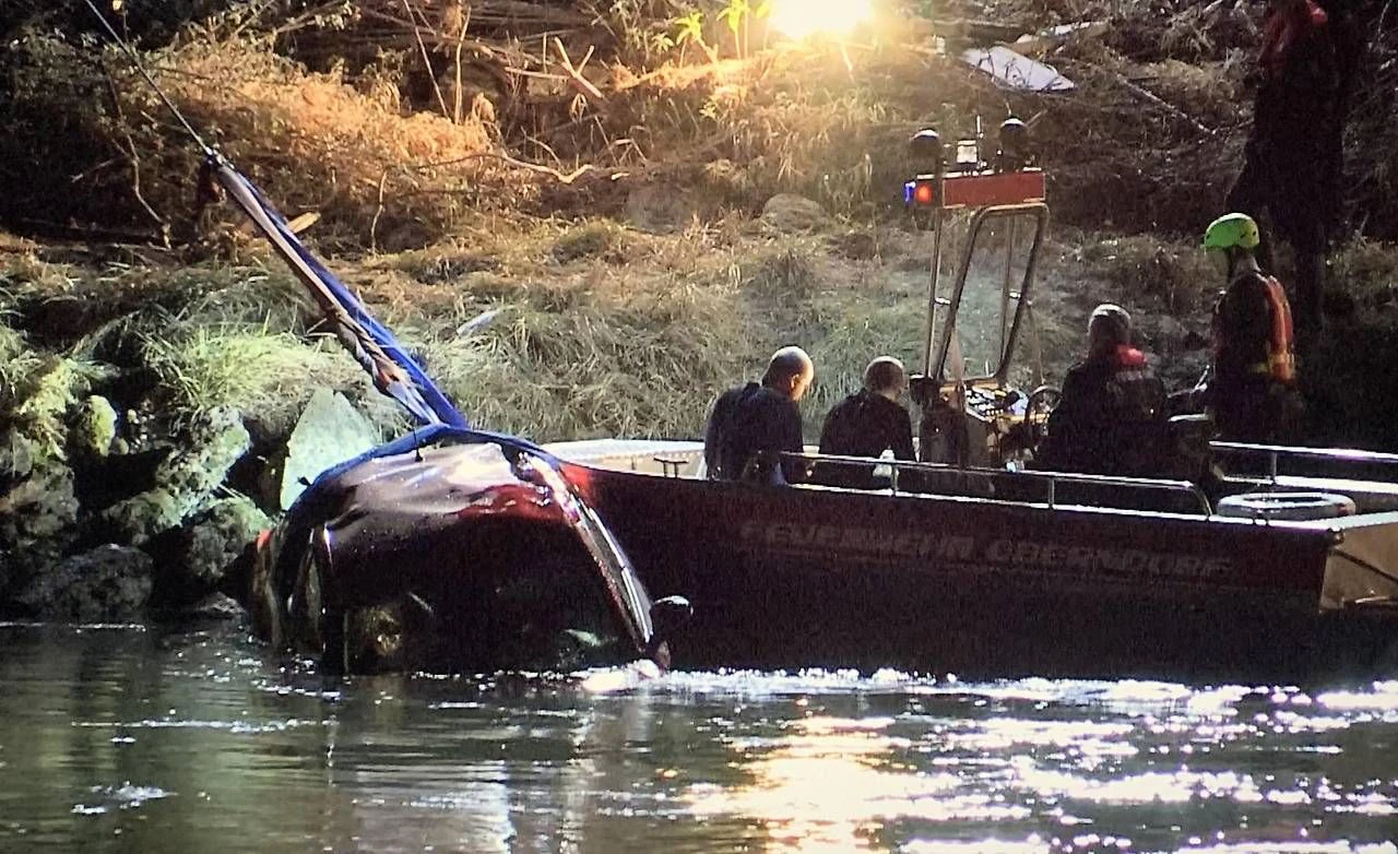 Ein Ehepaar und sein zweijähriger Sohn verunglückten am Sonntag tödlich. Durch einen Fahrfehler fiel das Auto in die Salzach.