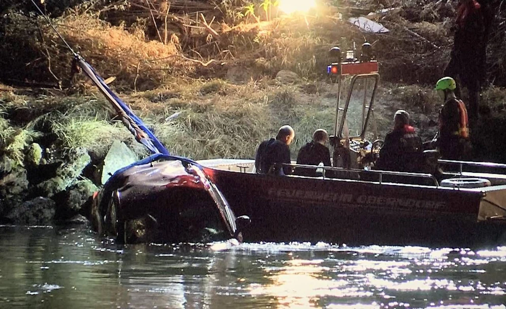 Ein Ehepaar und sein zweijähriger Sohn verunglückten am Sonntag tödlich. Durch einen Fahrfehler fiel das Auto in die Salzach.