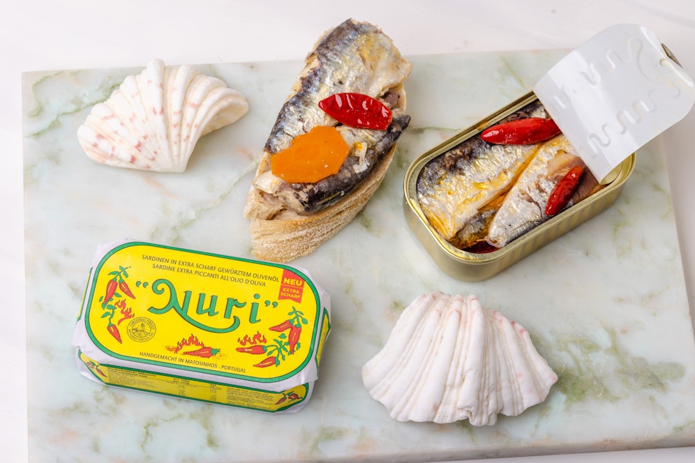 Drei Stück Piri-Piri pro Dose machend die Kultsardine jetzt noch schärfer.