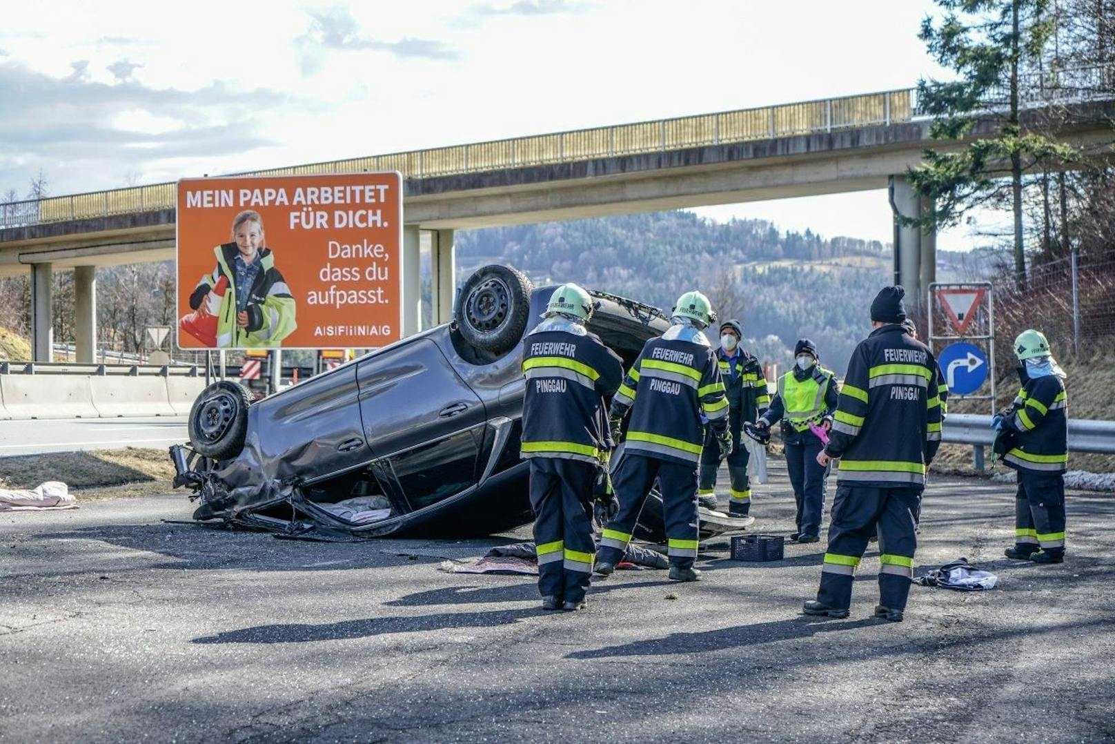 Der Wagen überschlug sich in Folge mehrmals und kam am Gelände des Parkplatzes Tanzegg am Dach zu liegen.