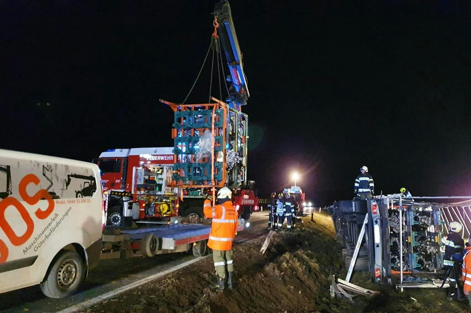 Die Freiwilligen Feuerwehren Hatzendorf, Fehring und Bad Gleichenberg waren zusammen mit einer privaten Firma mit insgesamt 29 Kräften im Bergeeinsatz.