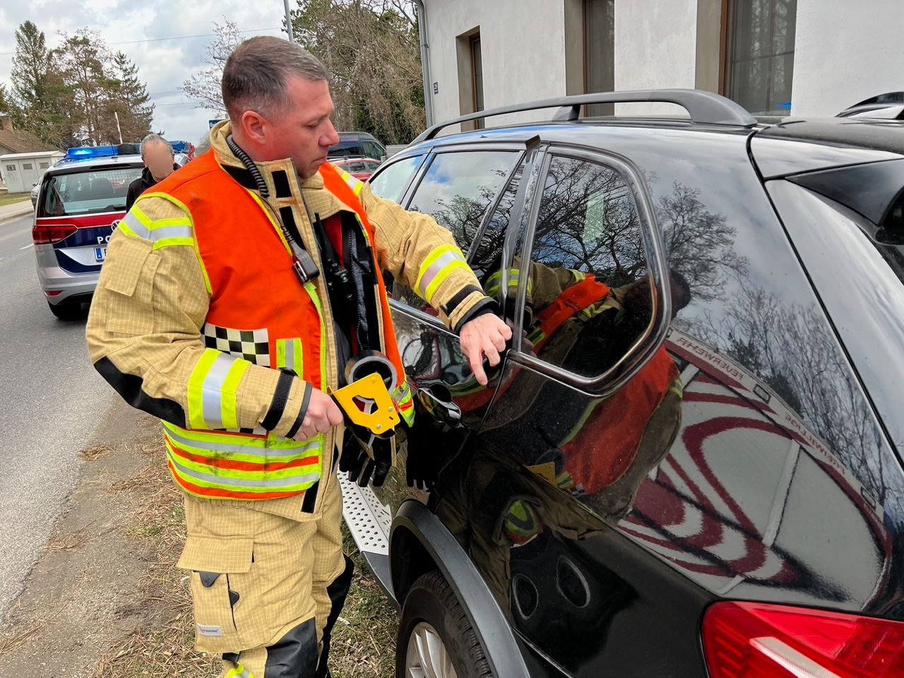 Feuerwehr befreite Kleinkind aus Pkw
