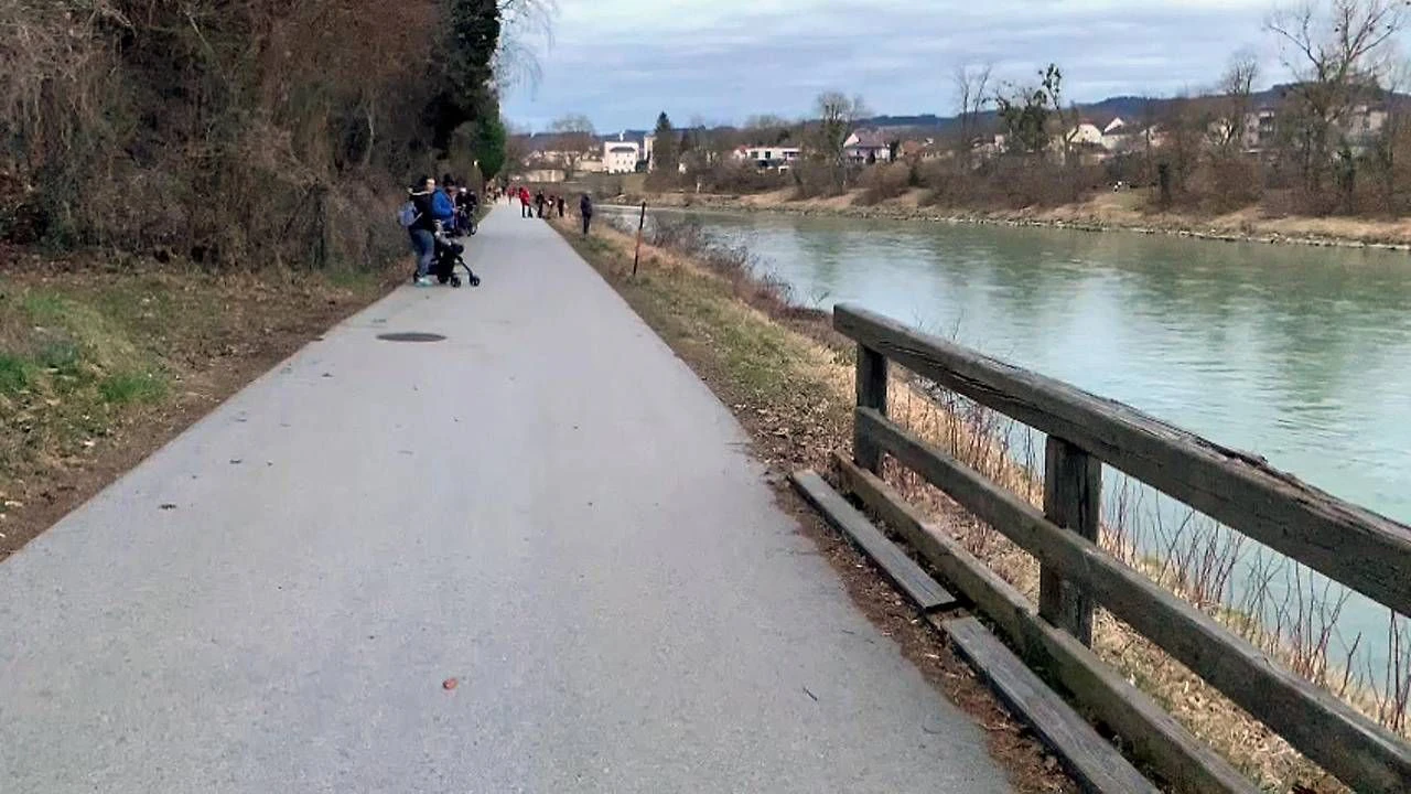 Am Uferweg im Norden von Oberndorf (Sbg.) stürzte die junge Familie in den Tod.