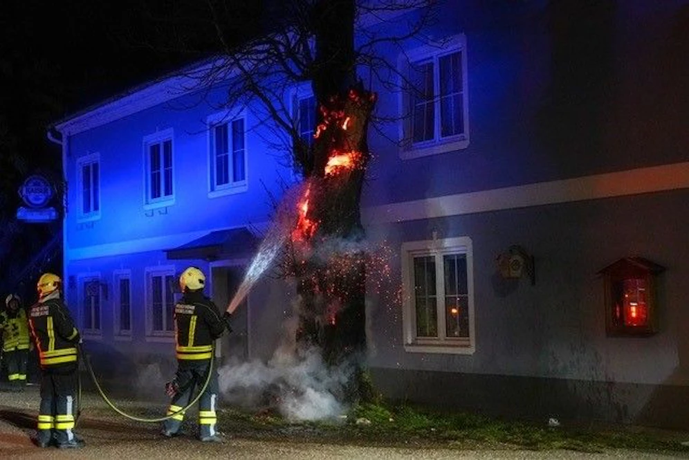 Die Feuerwehr im Löscheinsatz.