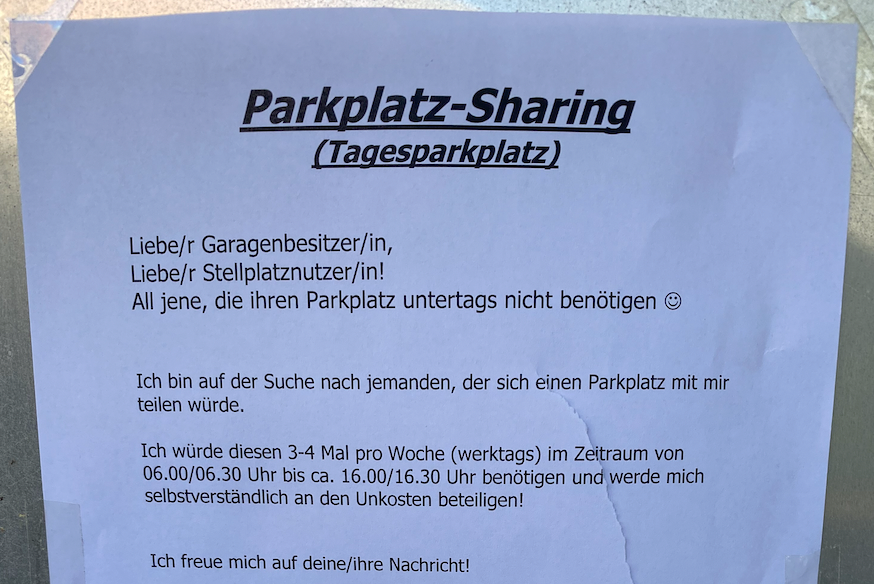 Mit diesen Zetteln sucht Michaela H. in Liesing rund um die U6 nach einem Parkplatz-Partner.