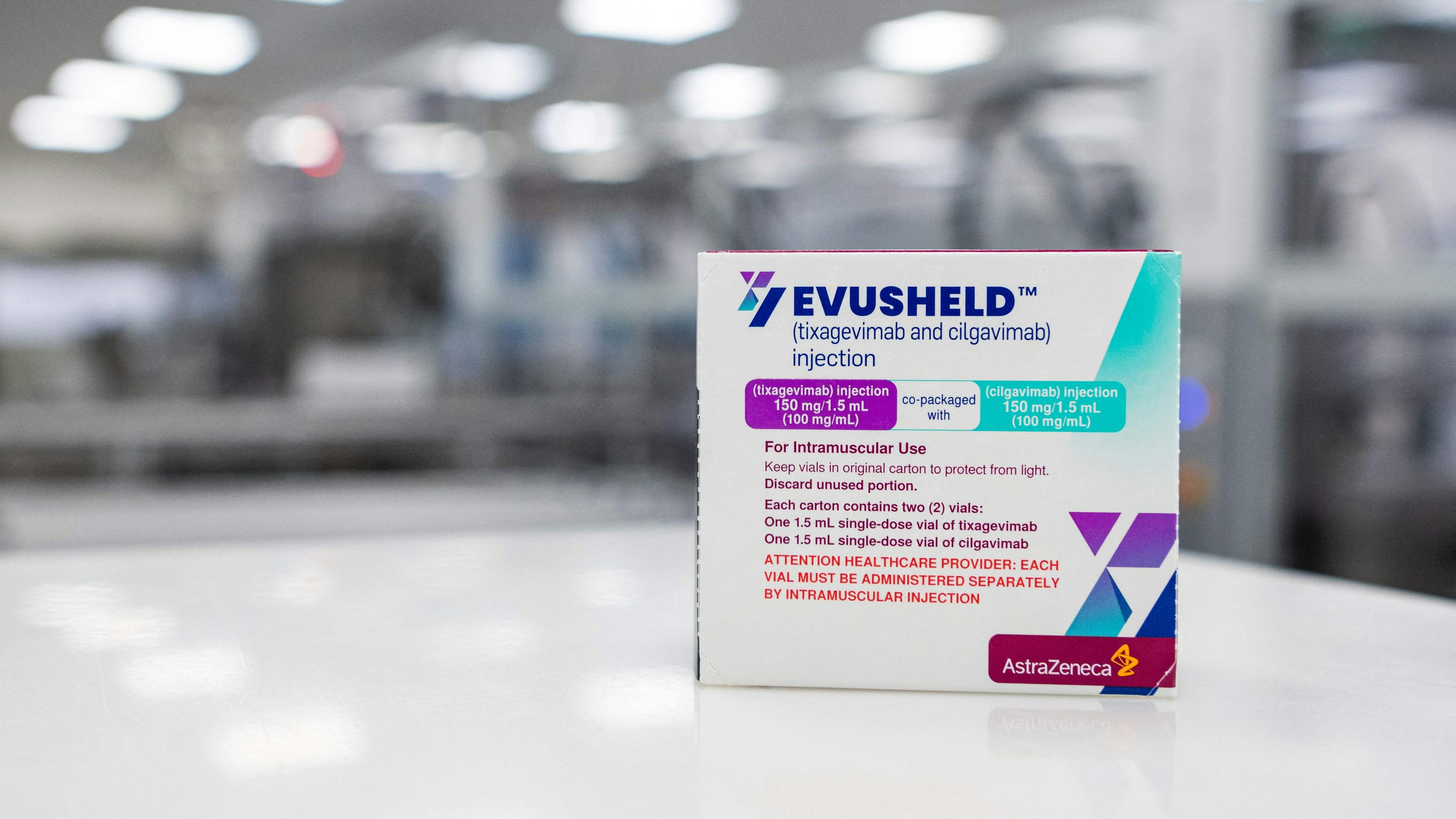Download von www.picturedesk.com am 23.02.2022 (10:39).  A photo taken on February 8, 2022 shows a box of Evusheld, a drug for antibody therapy developed by pharmaceutical company AstraZeneca for the prevention of COVID-19 in immunocompromised patients at the AstraZeneca facility for biological medicines in Södertälje, south of Stockholm, Sweden. - AstraZenecas new facility in Sweden located in Södertälje was inaugurated last December and is dedicated to the production of next generation biological drugs such as Evusheld, a Covid-19 preventative monoclonal antibody treatment for immunocompromised people.  (Photo by Jonathan NACKSTRAND / AFP) - 20220208_PD24864 - Rechteinfo: Rights Managed (RM) Nur fÃ¼r redaktionelle Nutzung! Werbliche Nutzung erfordert Freigabe: bitte schicken Sie uns eine Anfrage.