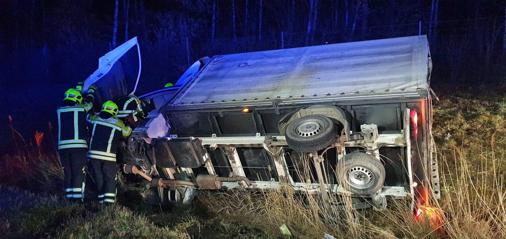 Klein-Lkw kracht in Pferdeanhänger – ein Mann wurde auf dem Pannenstreifen getötet. (22. Februar 2022)