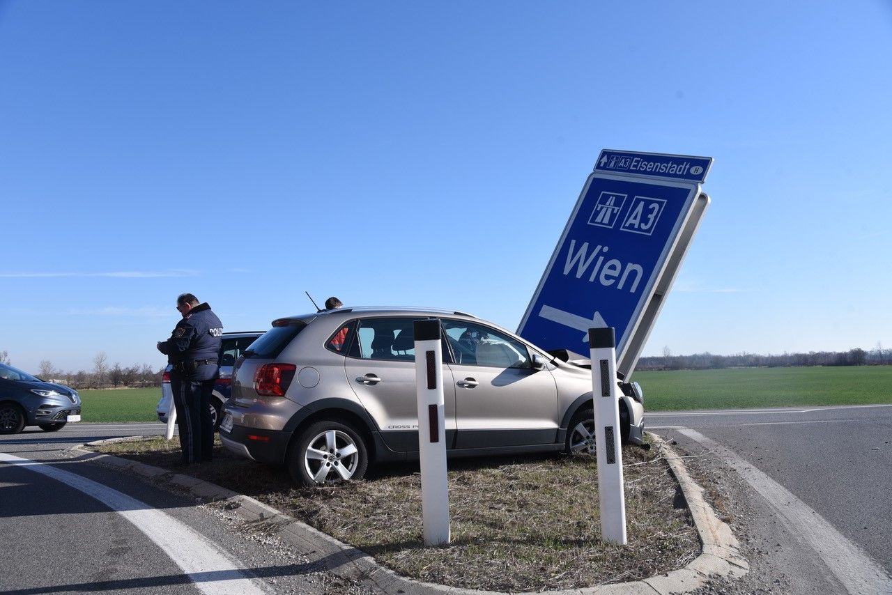 Der Lenker krachte in den Autobahnwegweiser.