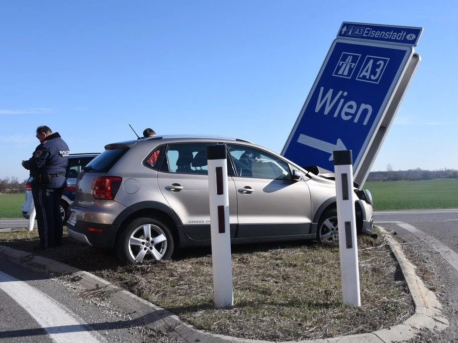Der Lenker krachte in den Autobahnwegweiser.
