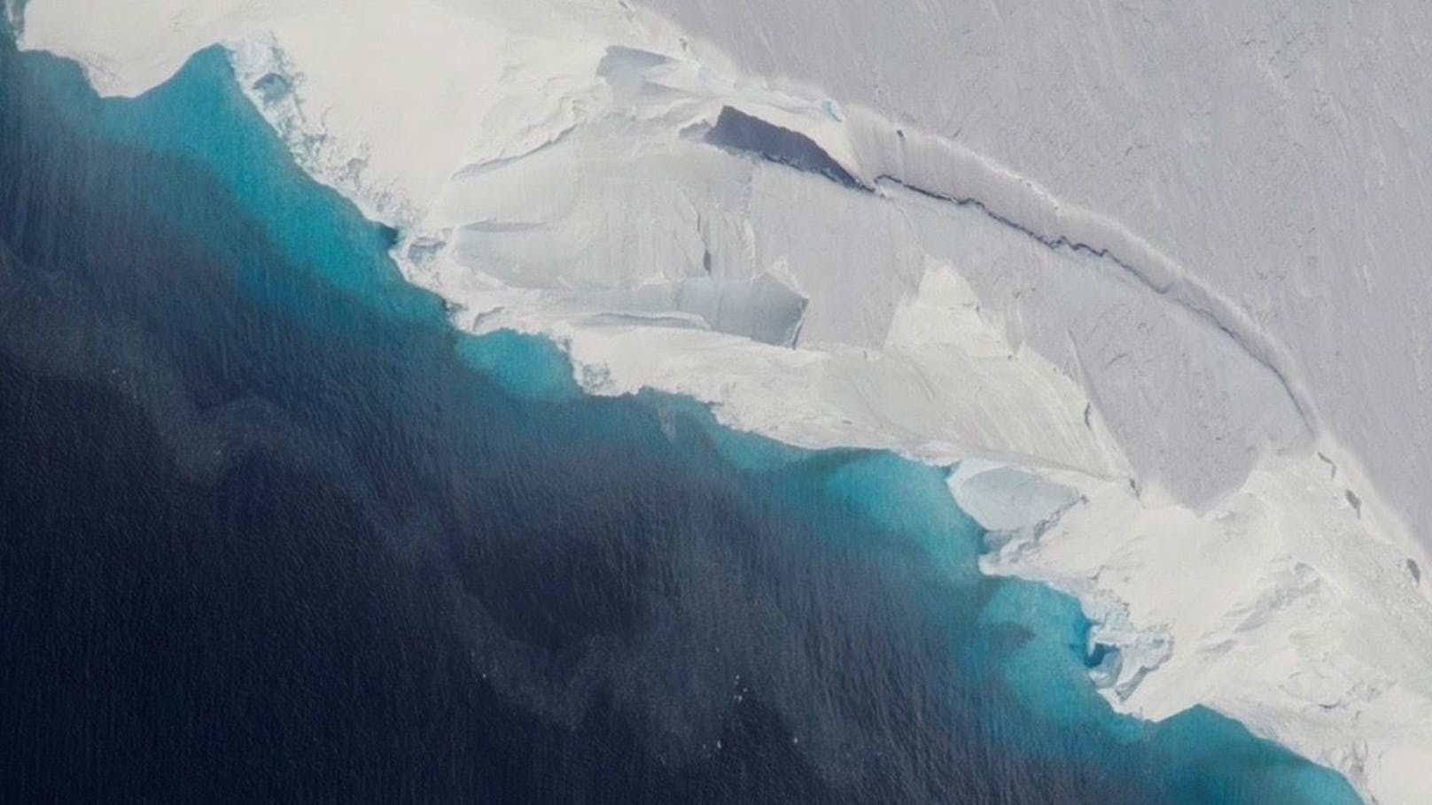 In der Antarktis droht der Thwaites-Gletscher, eine riesige Eismasse – von der Größe Tschechiens, Österreich und der Schweiz zusammengenommen – zu zerbrechen. Wenn der Gletscher auseinanderfällt, ist zu erwarten, dass große Teile der Eismassen als Schmelzwasser viel schneller als ursprünglich angenommen ins Meer fließen.