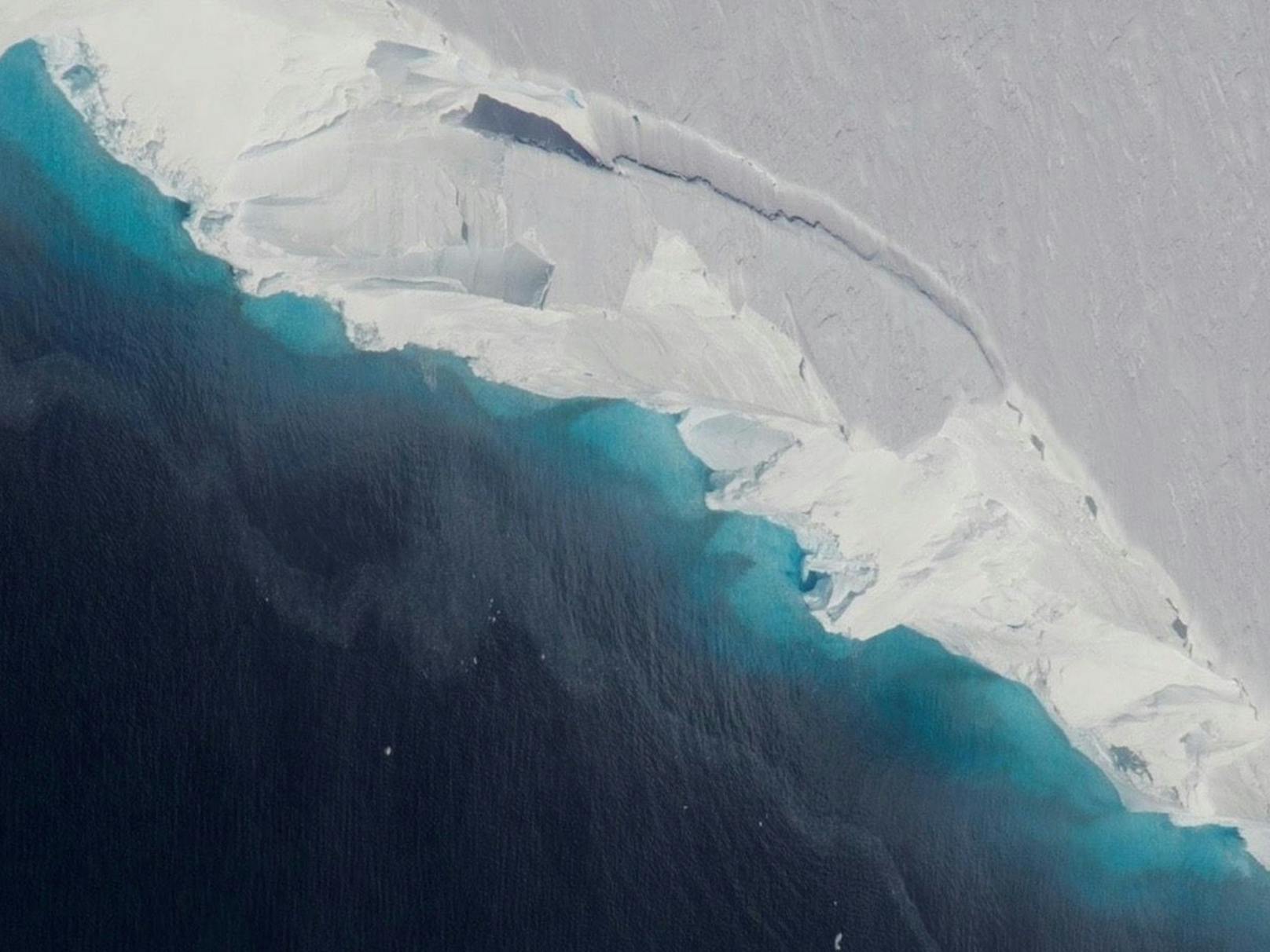 In der Antarktis droht der Thwaites-Gletscher, eine riesige Eismasse – von der Größe Tschechiens, Österreich und der Schweiz zusammengenommen – zu zerbrechen. Wenn der Gletscher auseinanderfällt, ist zu erwarten, dass große Teile der Eismassen als Schmelzwasser viel schneller als ursprünglich angenommen ins Meer fließen.