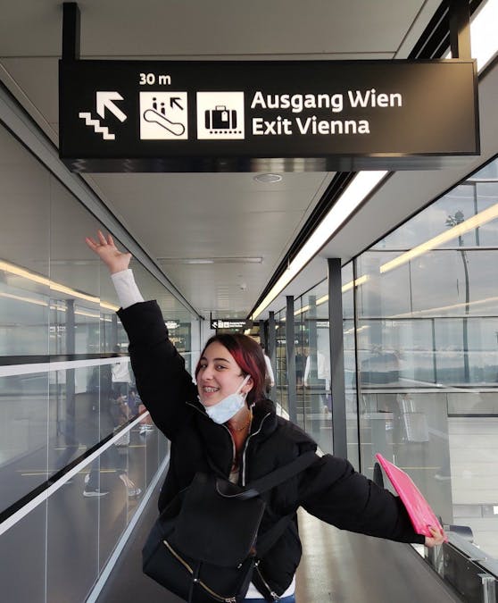 Pure Freude: Tina bei ihrer Ankunft am Flughafen Wien im Dezember 2021