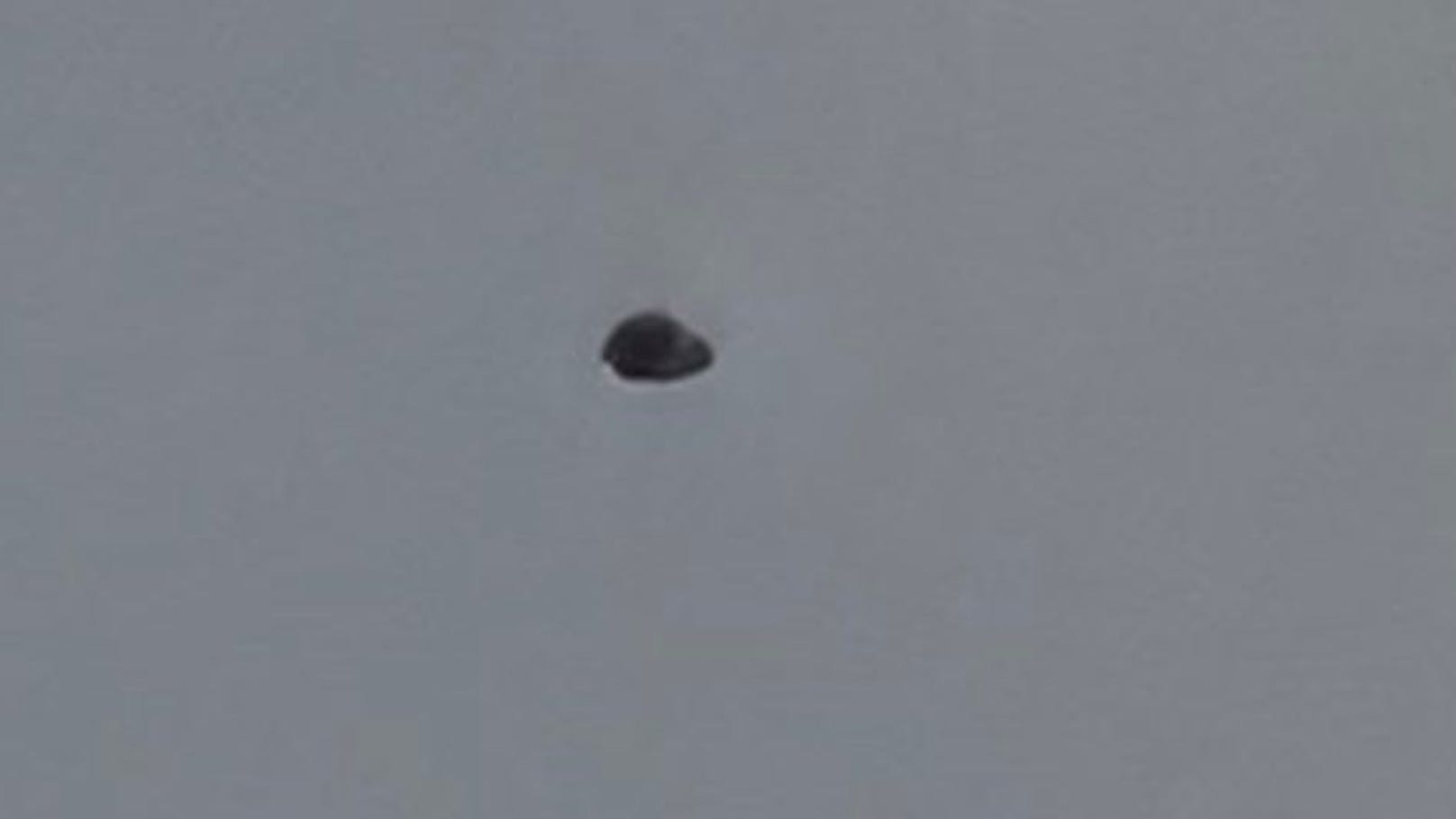 Dieses schwarze, dreieckige Flugobjekt ist laut Entdecker Arslan Warraich weder eine Drohne noch ein Vogel.