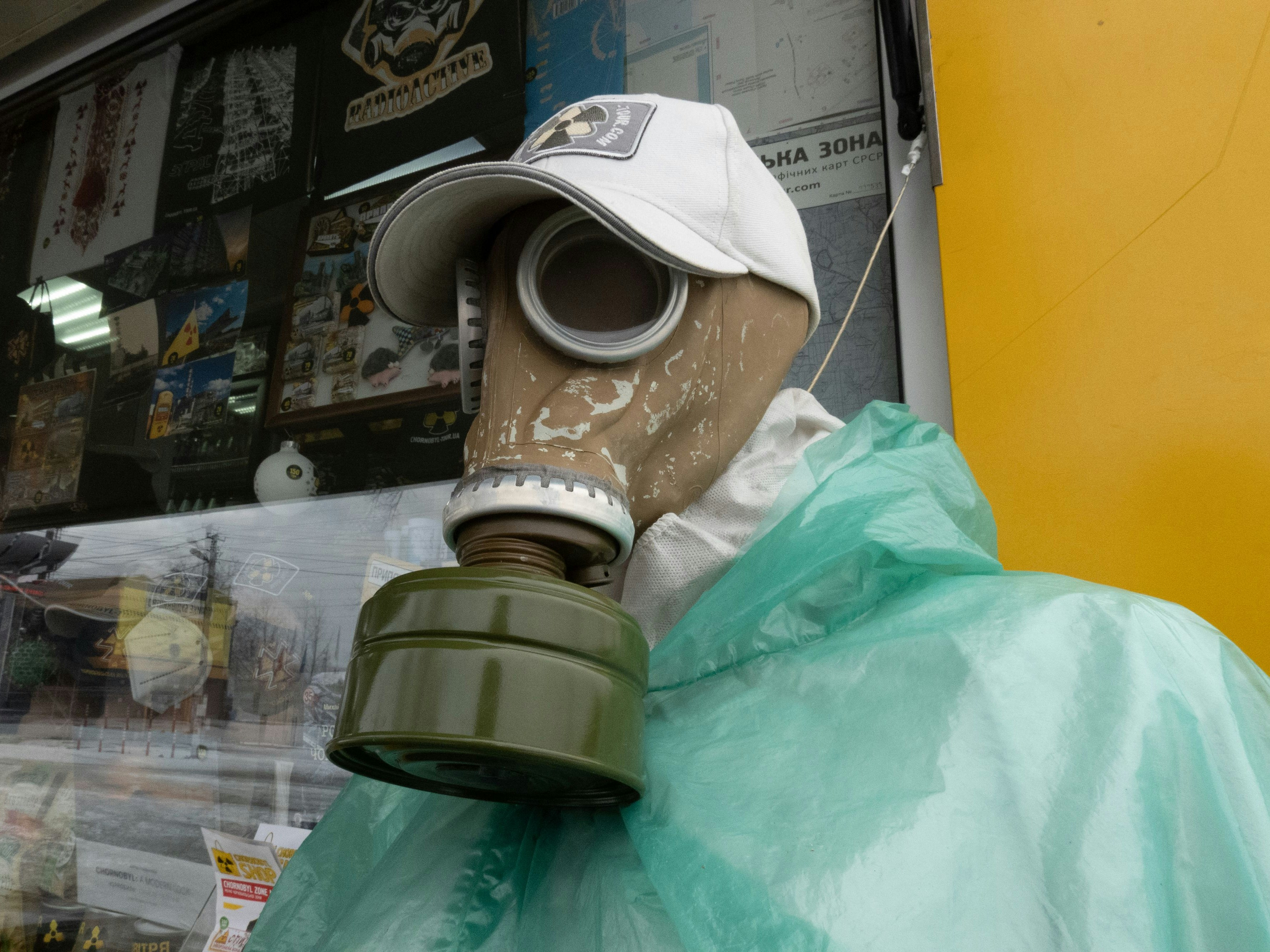 Download von www.picturedesk.com am 24.02.2022 (16:42).  February 6, 2022, Ukraine: Souvenirs for sale at a checkpoint at the Chernobyl Exclusion Zone in Ukraine. Russian continues its military buildup across the border in Belarus, 15 kilometers from the Chernobyl Exclusion Zone. The quickest way to Kyiv from the north is through Belarus, directly through this area, a distance of 120 kilometers. - 20220206_PD16064 - Rechteinfo: Rights Managed (RM)