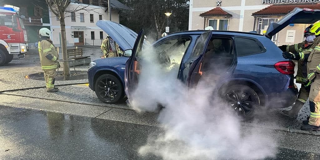 Die Feierwehr musste eingreifen – in Henndorf begann dieser SUV plötzlich während der Fahrt zu brennen.
