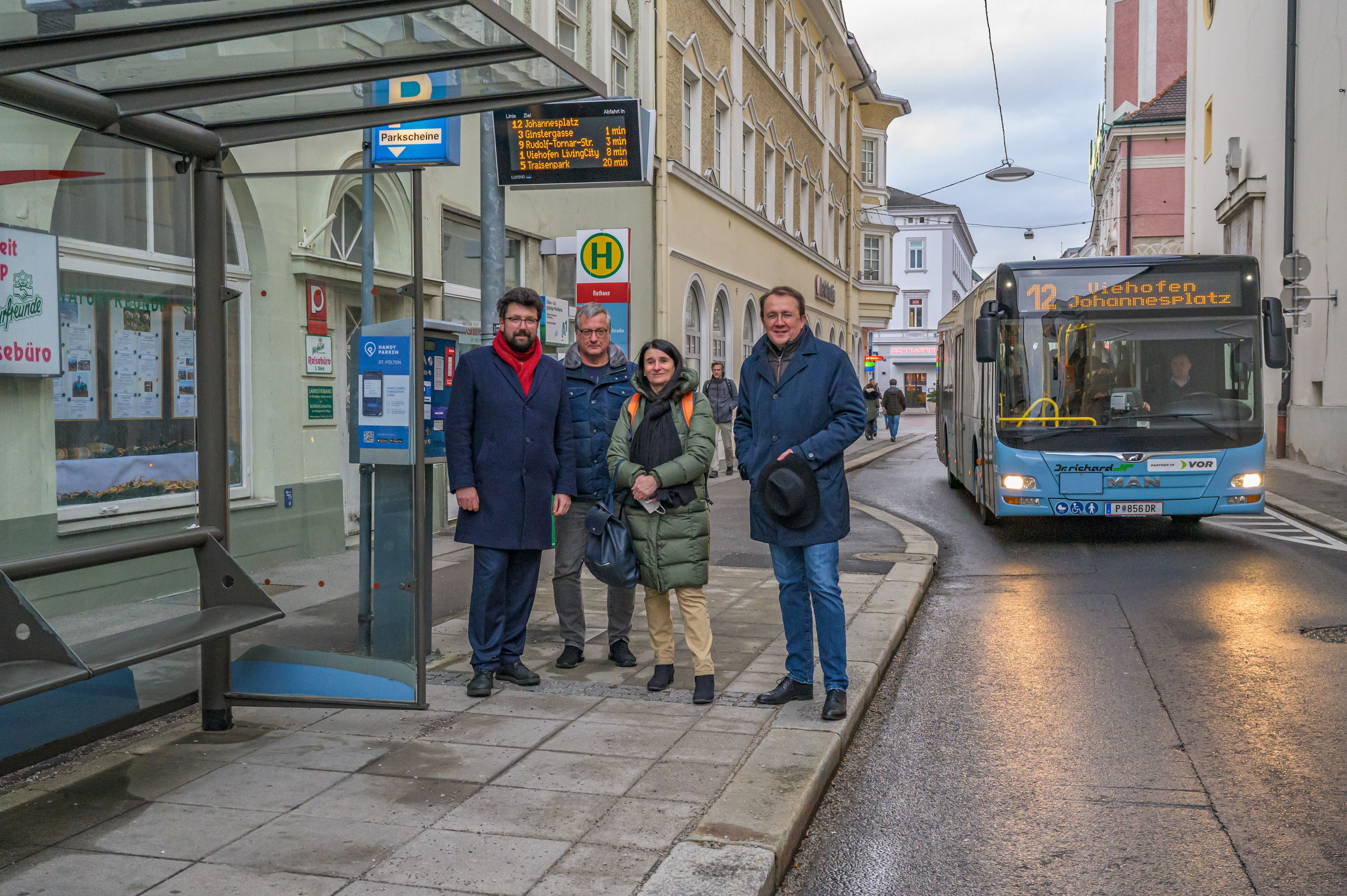 LUP-Bus: Vizebürgermeister Harald Ludwig, LUP-Beauftragter Peter Zuser, Buslenkerin Maria Felnhofer und Bürgermeister Matthias Stadler.