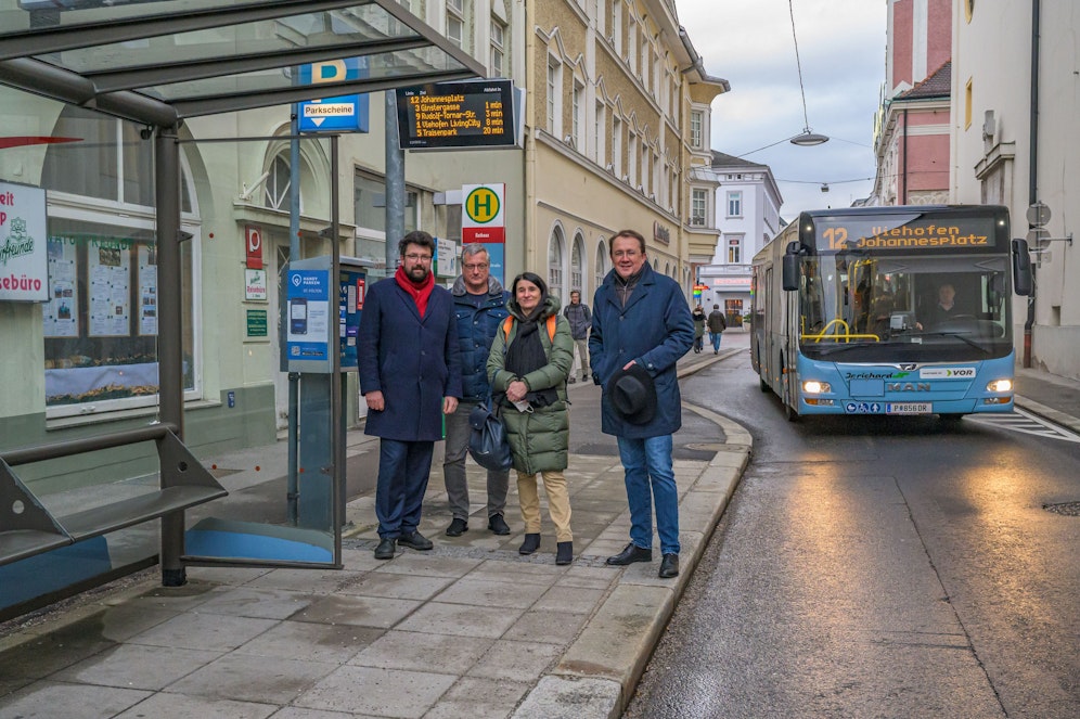 LUP-Bus: Vizebürgermeister Harald Ludwig, LUP-Beauftragter Peter Zuser, Buslenkerin Maria Felnhofer und Bürgermeister Matthias Stadler.