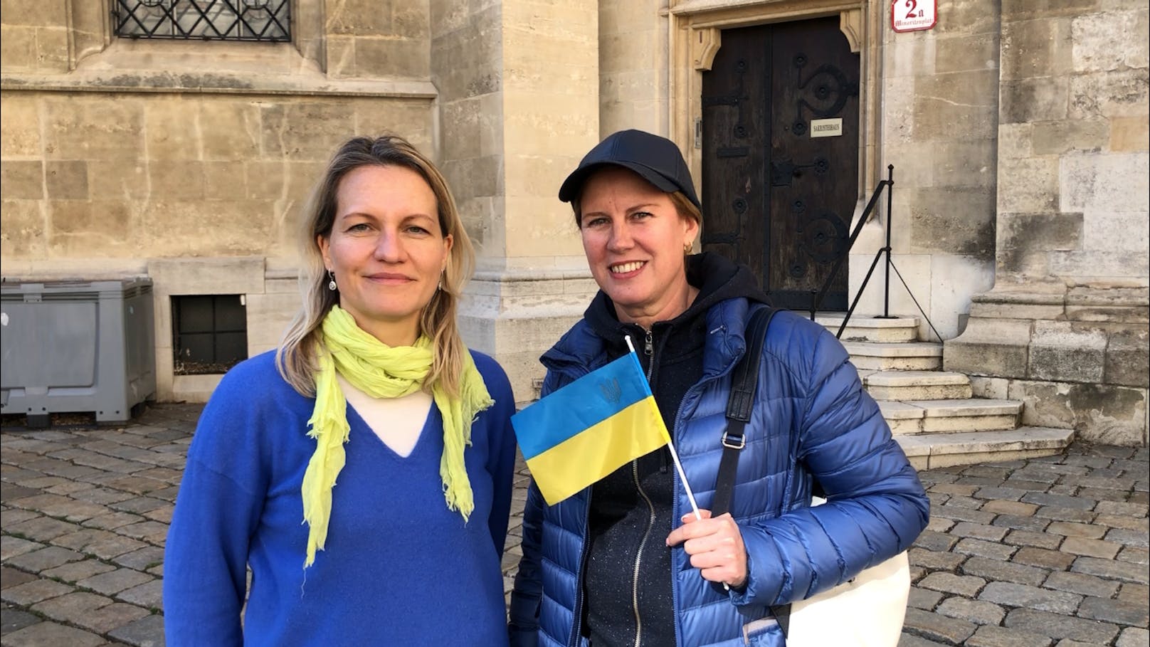 Anna (li.) und Julia zeigen ihre Solidarität am Minoritenplatz.