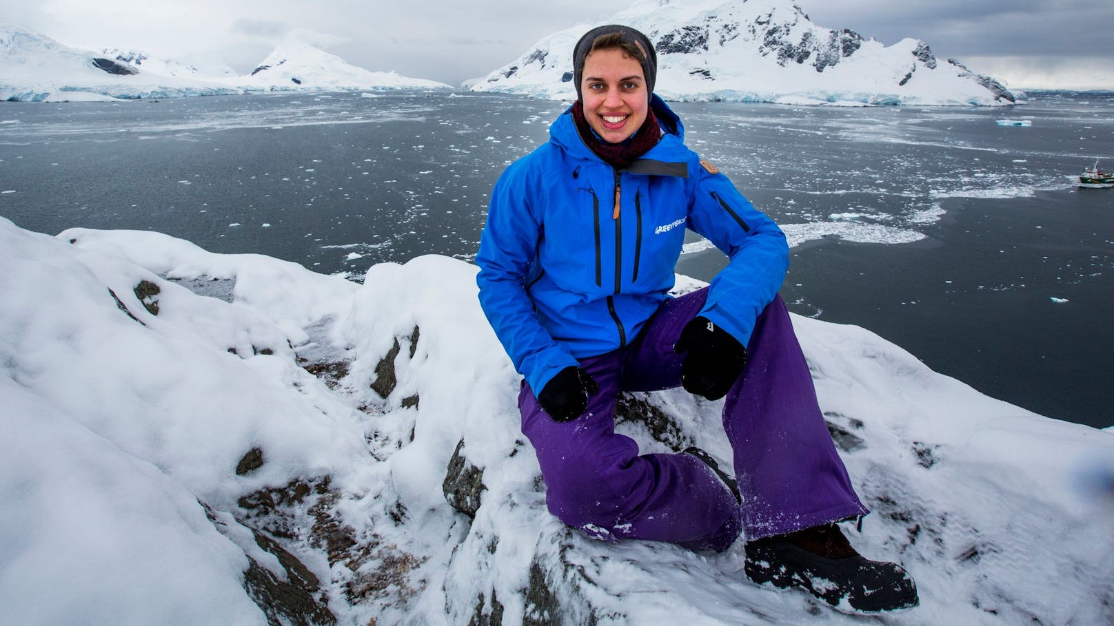 Paradise Bay in der Antarktis. Sarah Scharf erkundet gemeinsam mit einem internationalen Greenpeace-Team die einzigartige Natur und Tierwelt der Antarktis.