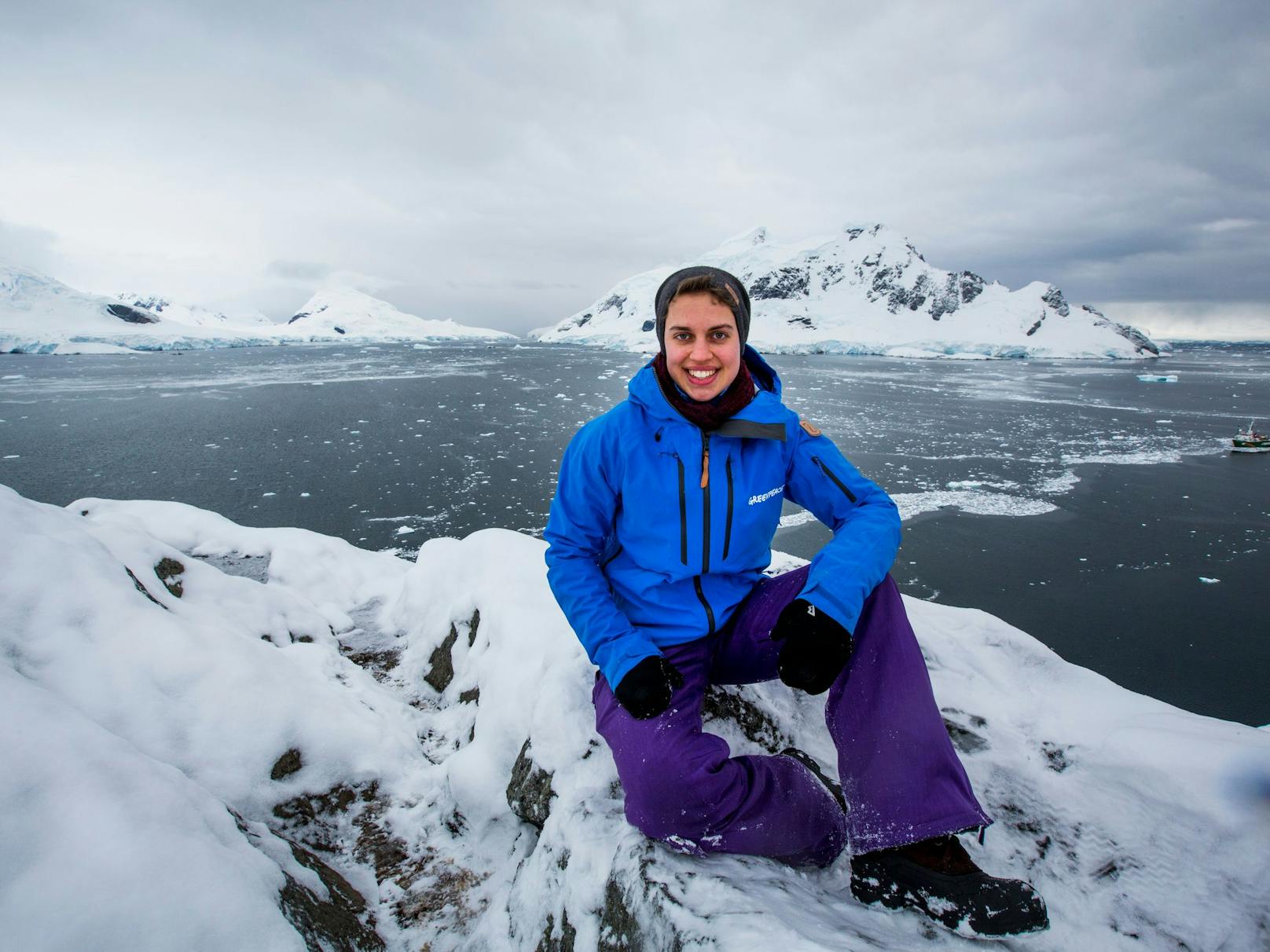 Paradise Bay in der Antarktis. Sarah Scharf erkundet gemeinsam mit einem internationalen Greenpeace-Team die einzigartige Natur und Tierwelt der Antarktis.