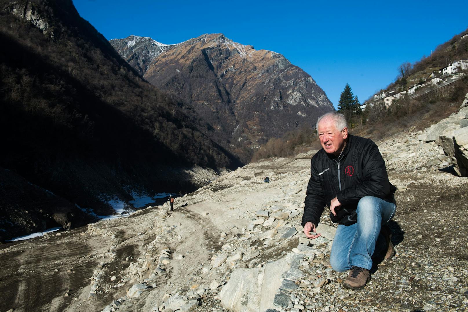Ivo Bordoli, Bürgermeister von Vogorno, am Ufer des fast vollständig entleerten Lago di Vogorno im Dezember 2021.