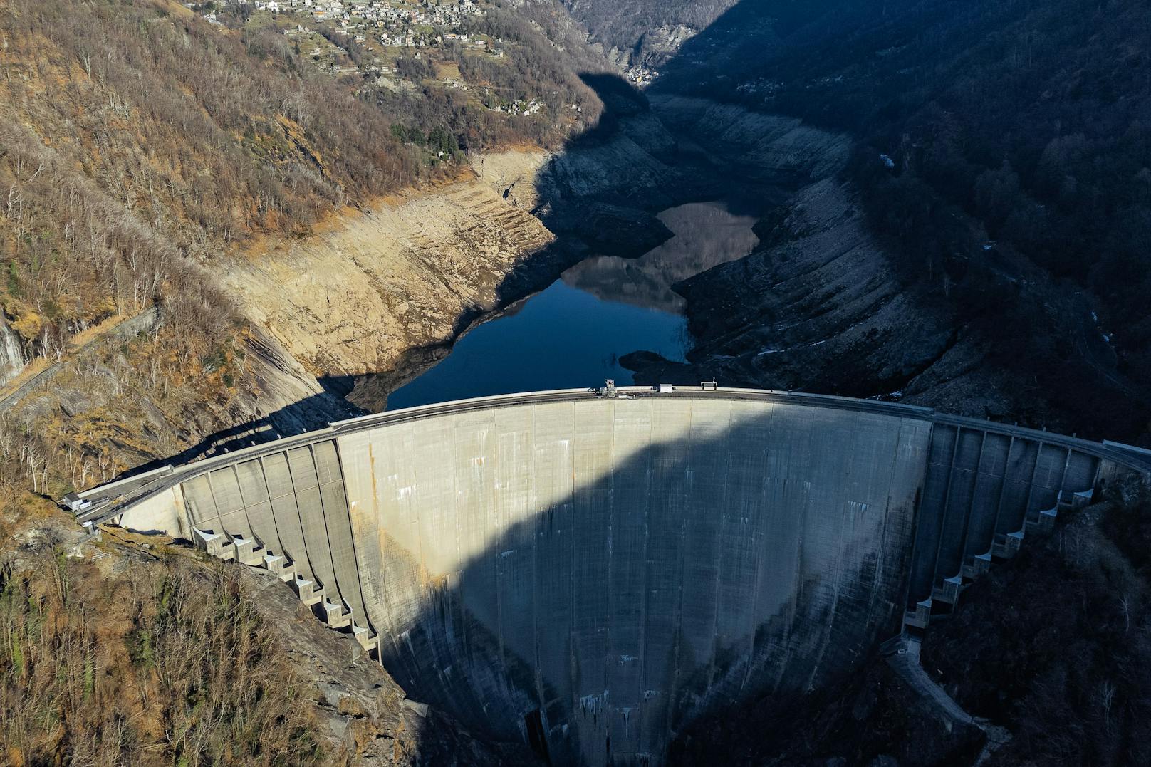 Nach 56 Jahren Betriebsdauer wird der weltbekannte Verzasca-Staudamm renoviert.