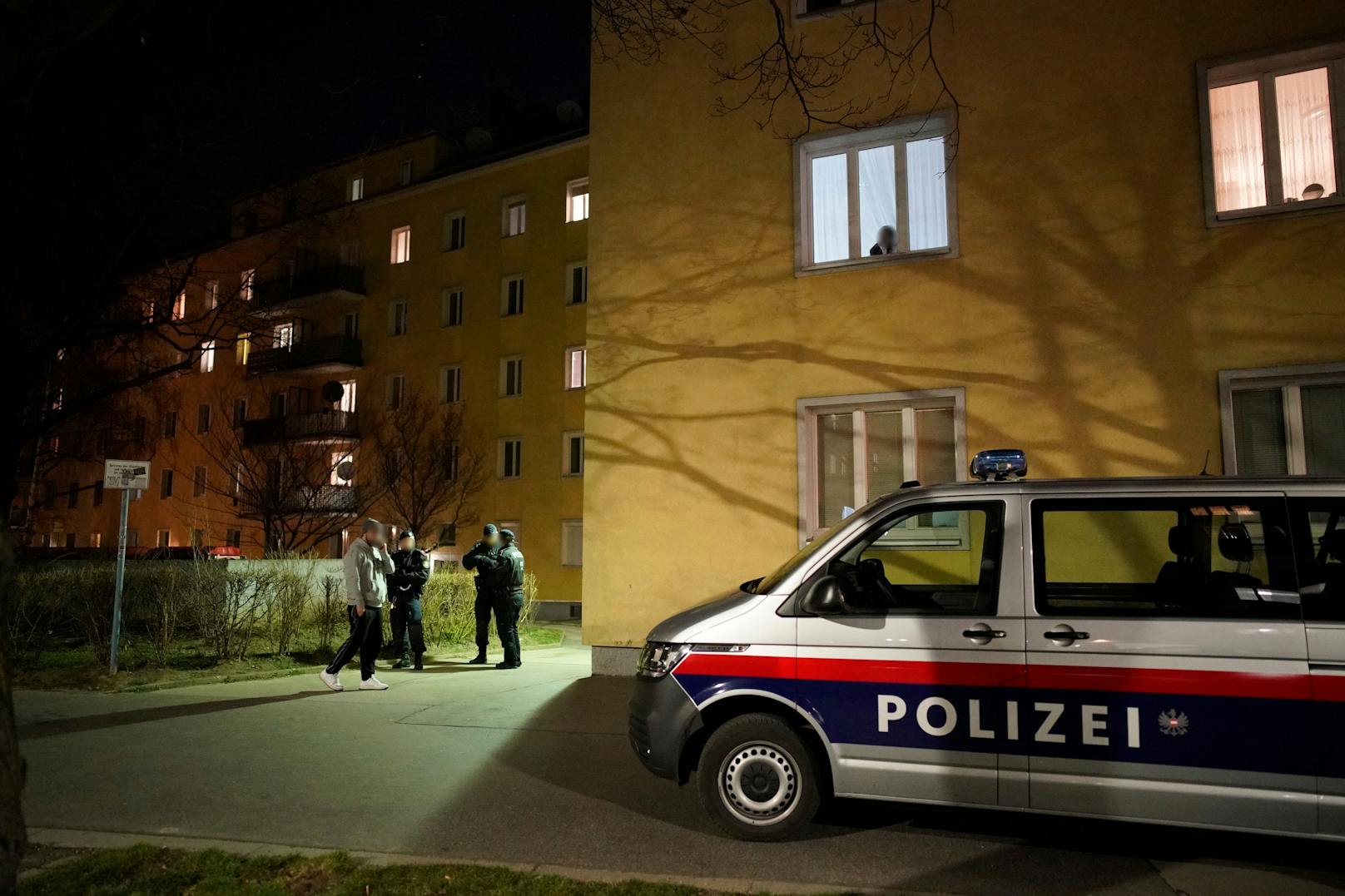 Die Spurensicherung ist vor Ort. Die Polizei spricht mit Augenzeugen und Nachbarn.