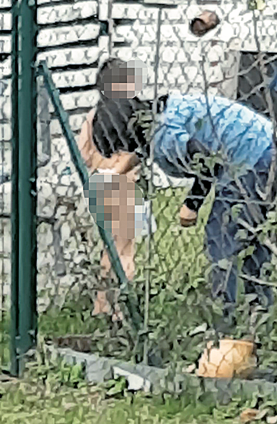 Die Kindergarten-Betreuerin wusch den Buben (5) bei sieben Grad im Freien.