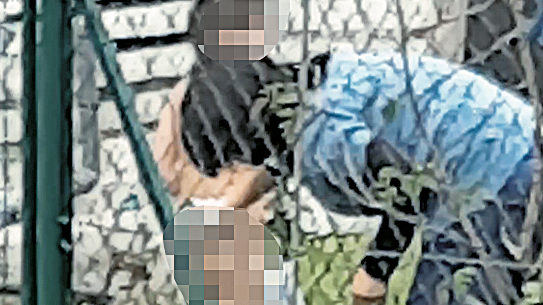 Die Kindergarten-Betreuerin wusch den Buben (5) bei sieben Grad im Freien.