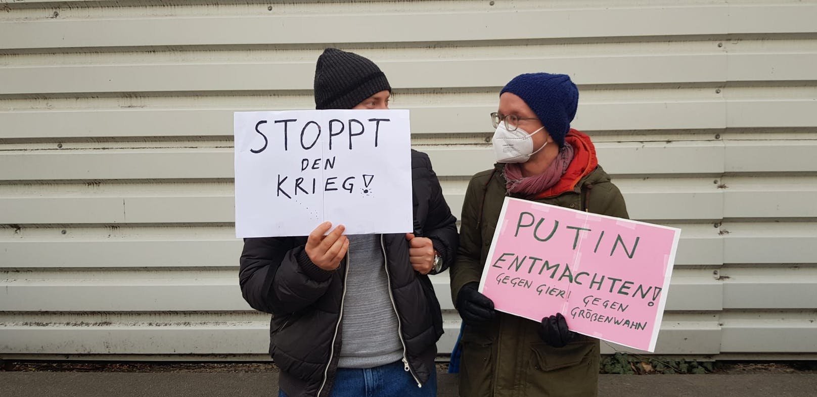 "Stoppt den Krieg!" und "Putin entmachten!" stand auf zwei Demo-Schildern
