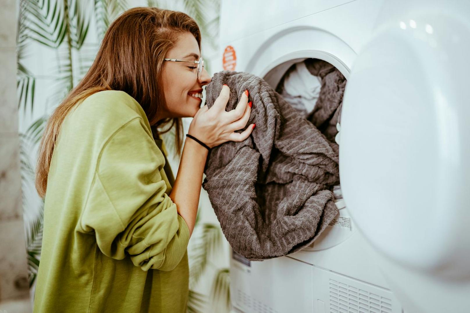 Wäschst du deine Textilien auch richtig? Sorge dafür, dass deine Bettwäsche bei 60 Grad gewaschen wird und verwende einen Wäsche-Hygienespüler um Bakterien zu töten, die für einen miesen Odor sorgen. 