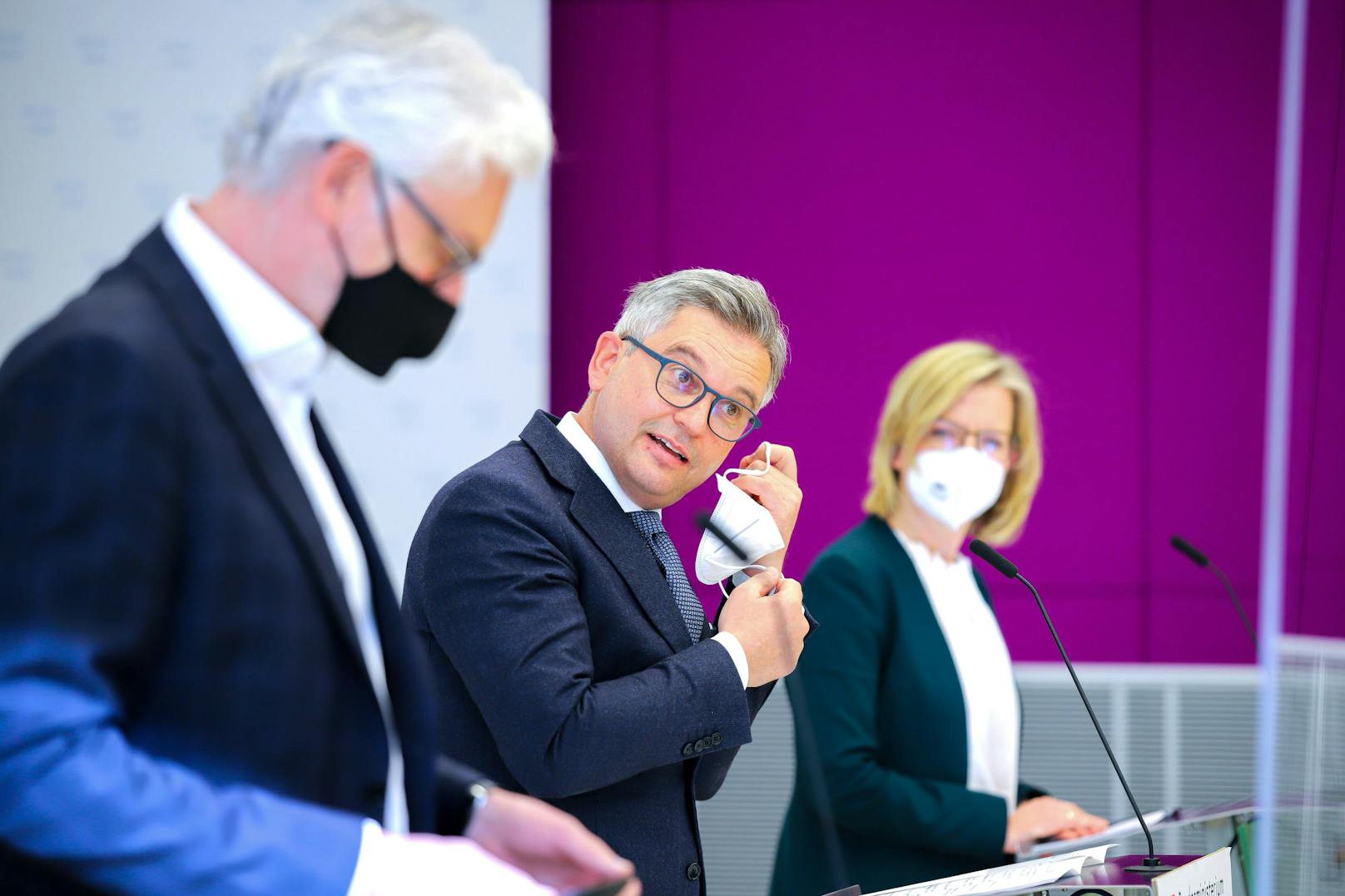 Finanzminister Magnus Brunner (ÖVP), Klimaschutzministerin Leonore Gewessler (GRÜNE) sowie Michael Strugl, Präsident von Österreichs Energie, präsentieren den "Energiekostenausgleich" am 23. Februar 2022.