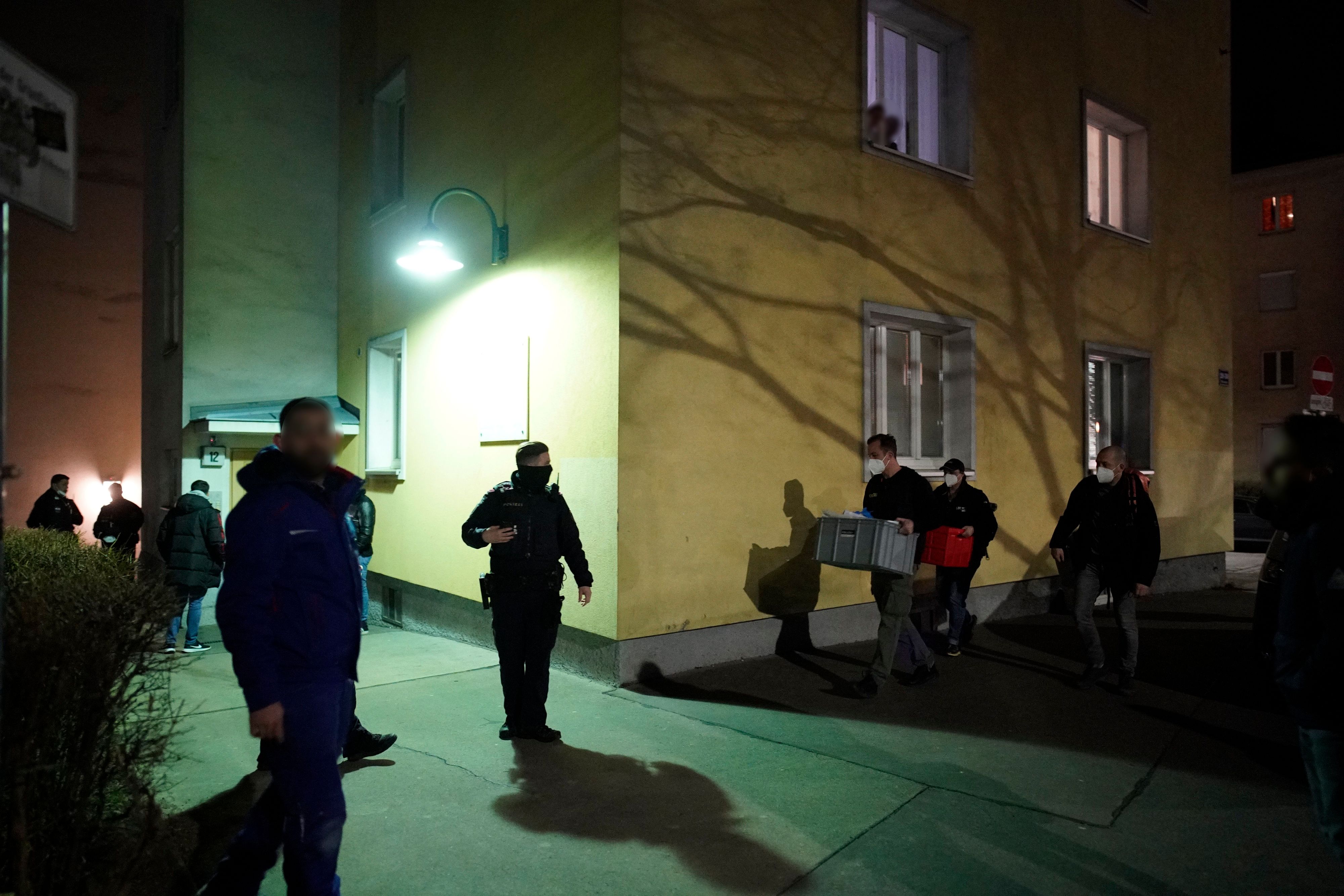 Die Spurensicherung ist vor Ort. Die Polizei spricht mit Augenzeugen und Nachbarn.