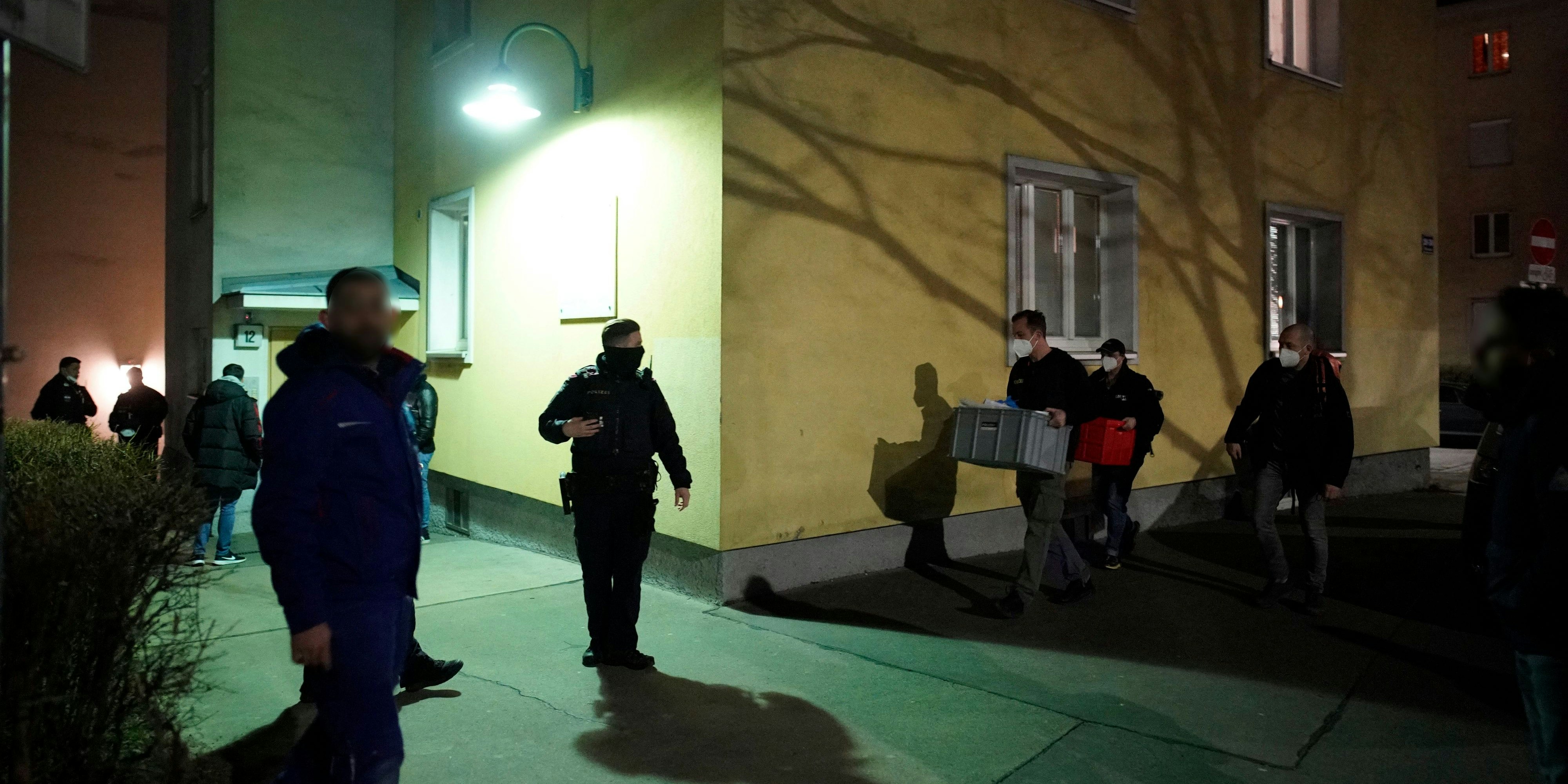 Die Spurensicherung ist vor Ort. Die Polizei spricht mit Augenzeugen und Nachbarn.