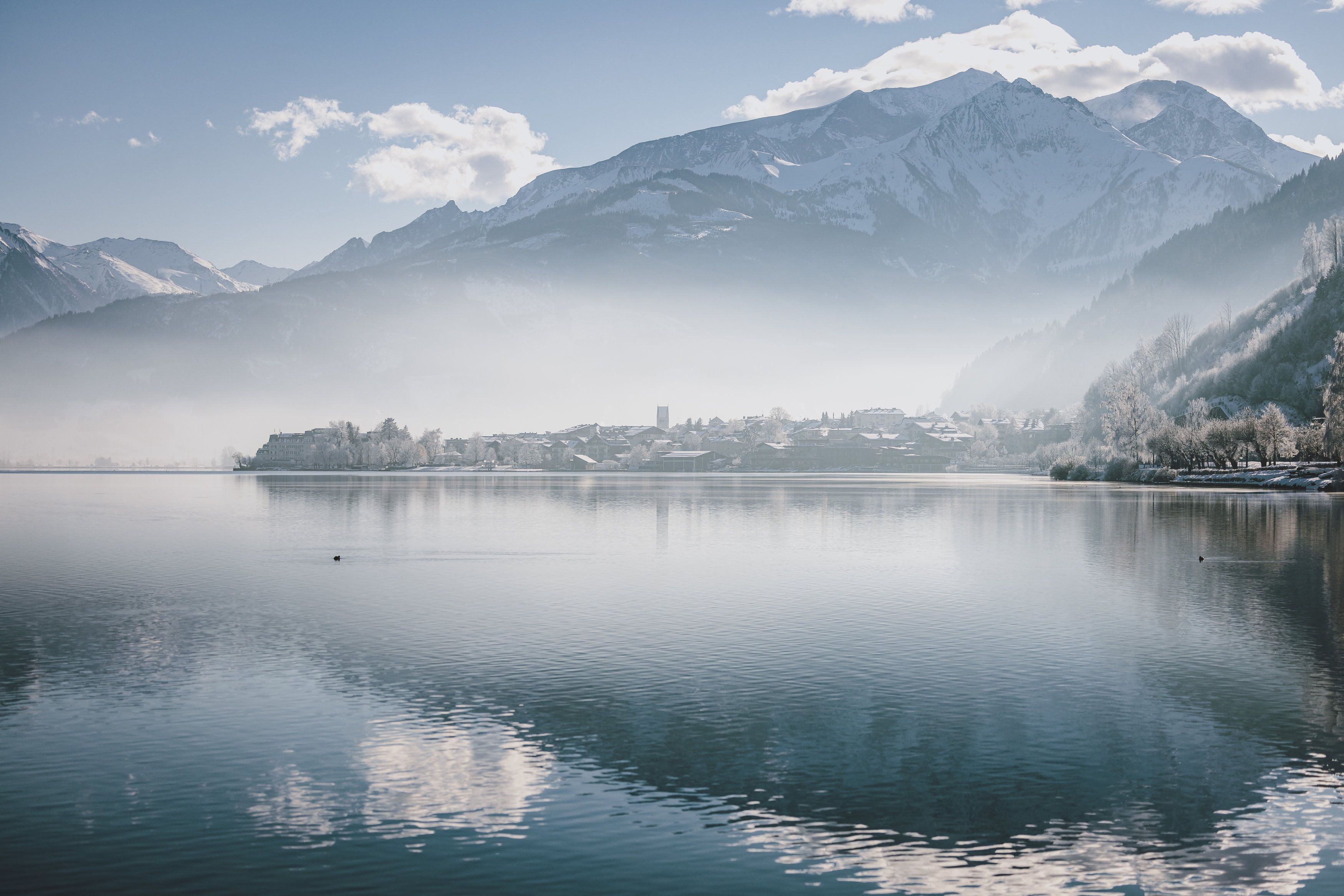 Stadtansicht der Bezirkshauptstadt Zell am See mit dem See und dem Turm der Pfarrkirche St. Hippolyt.