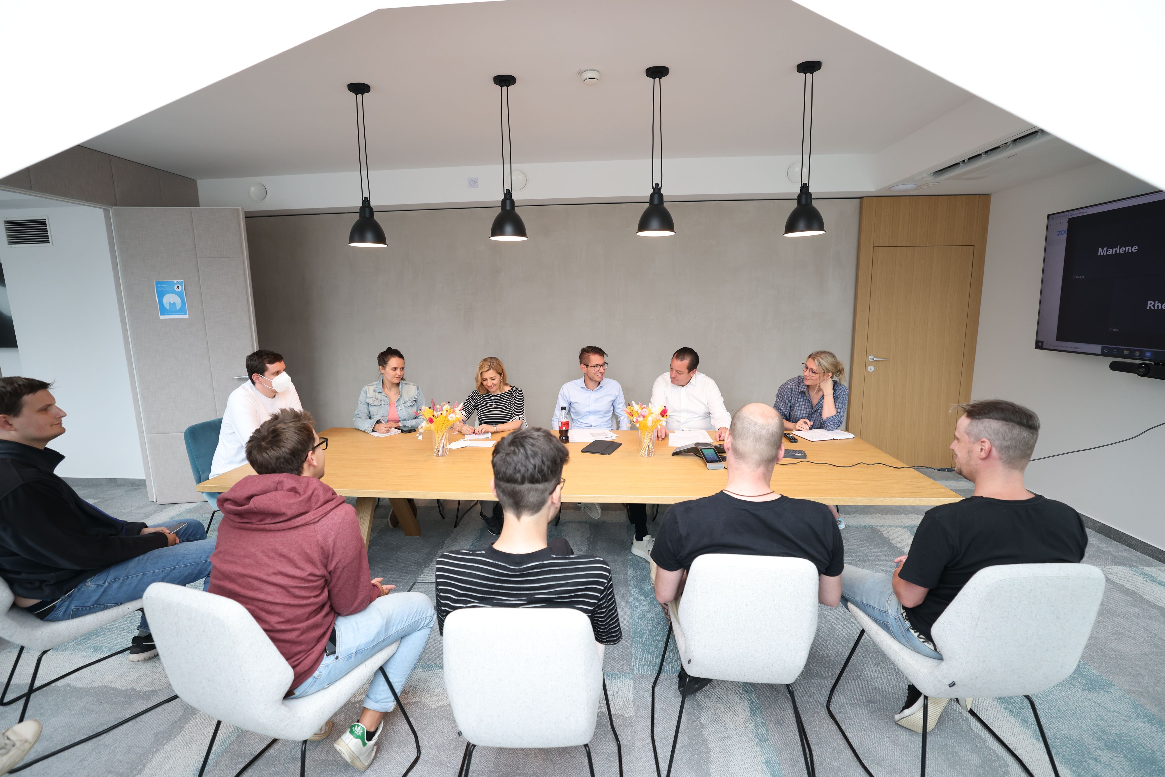 Zur Feier des 15. Jubiläums nehmen wir Sie mit auf eine Tour durch den Newsroom von<em> 