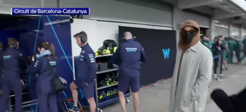 Lewis Hamilton streift vermummt durch die Boxengasse, inspiziert die Boliden der anderen Teams.
