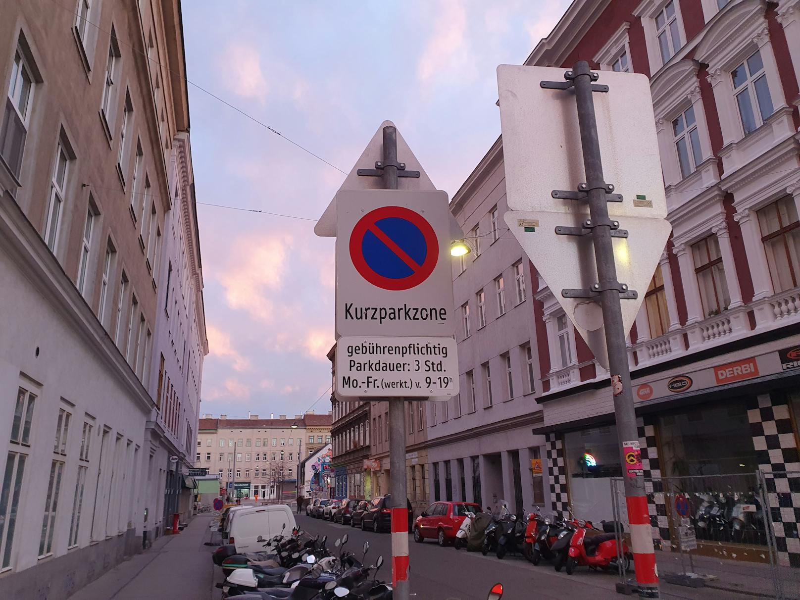 Aufnahme einer Kurzparkzone im 16. Bezirk in Wien: Inzwischen gilt von 9 bis 22 Uhr die Kurzparkzone in den Wiener Bezirken, Gemeinden in Niederösterreich reagierten.