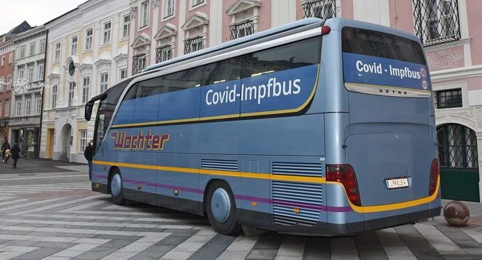 Der Impfbus in St. Pölten fährt vorerst zum letzten Mal am Rathaus vor.
