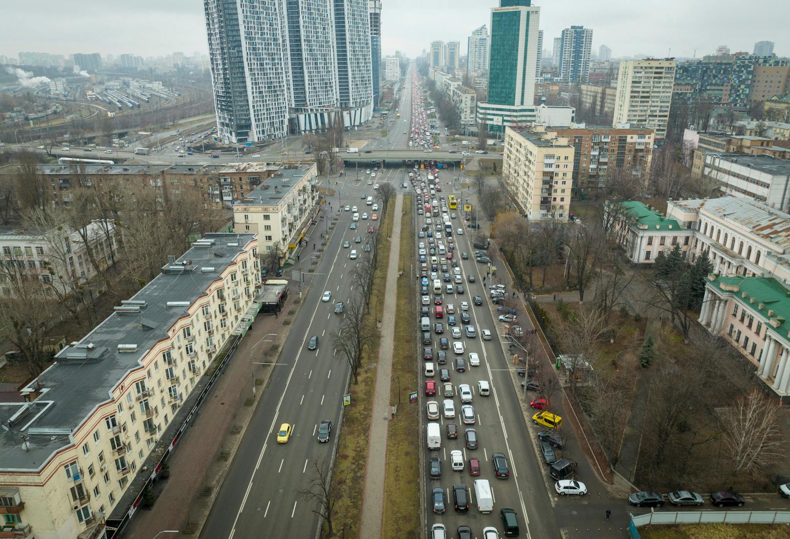 Einbahn: Menschen fliehen aus Kiew.