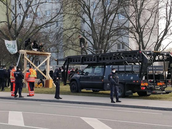 Beamte von Polizei und&nbsp;Wega beendeten in der Wiener Donaustadt eine Protestaktion von Klimaaktivisten.