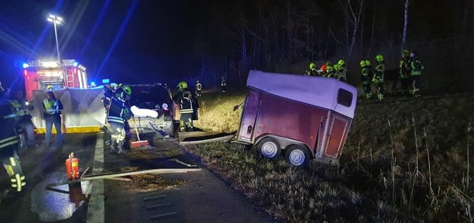 Klein-Lkw kracht in Pferdeanhänger – ein Mann wurde auf dem Pannenstreifen getötet. (22. Februar 2022)