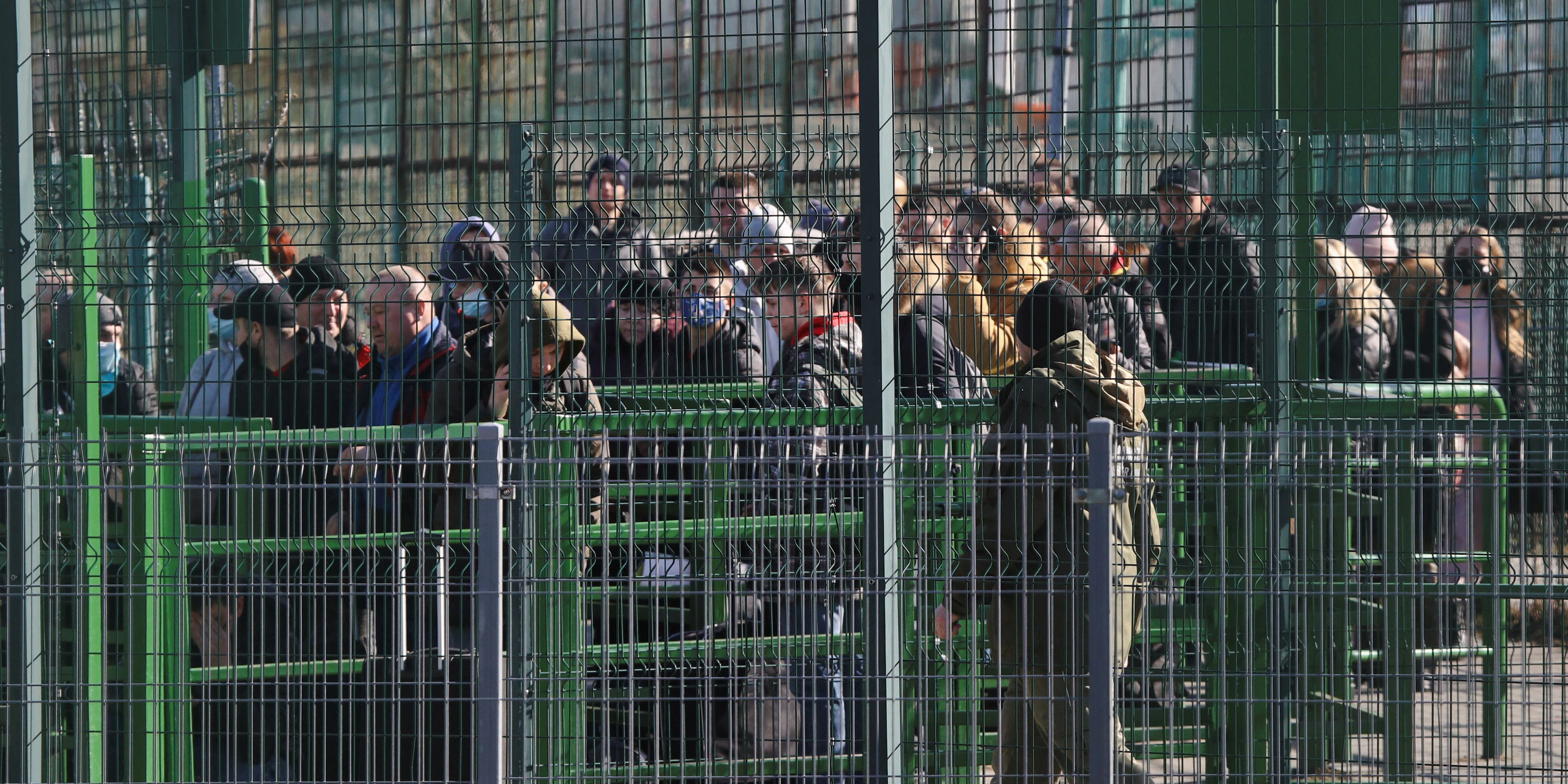 Der Andrang an der polnischen Grenze ist groß. Viele Ukrainer wollen ihr Land so schnell es geht verlassen.