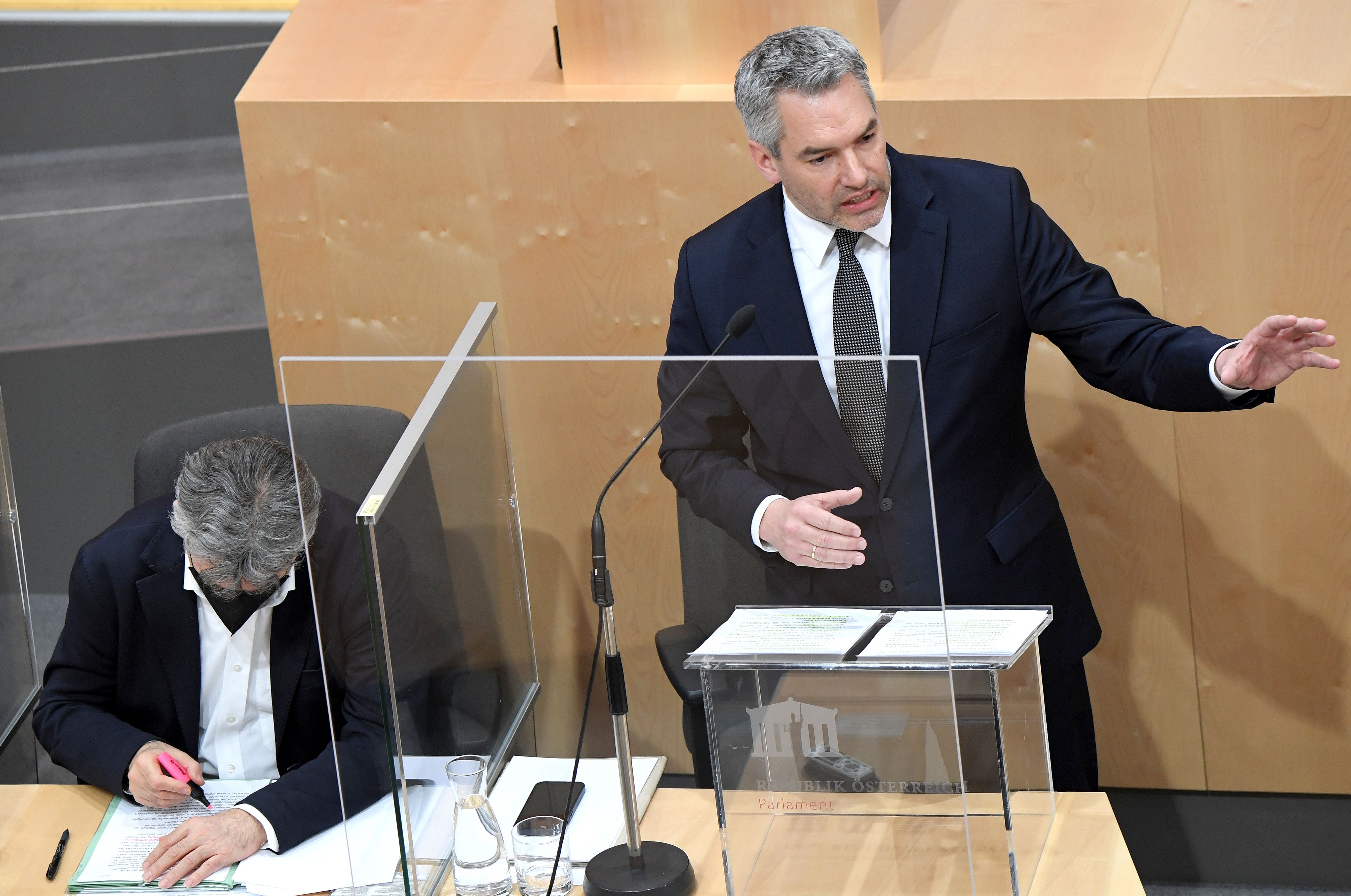 Kanzler Karl Nehammer (re.) und Vizekanzler Werner Kogler