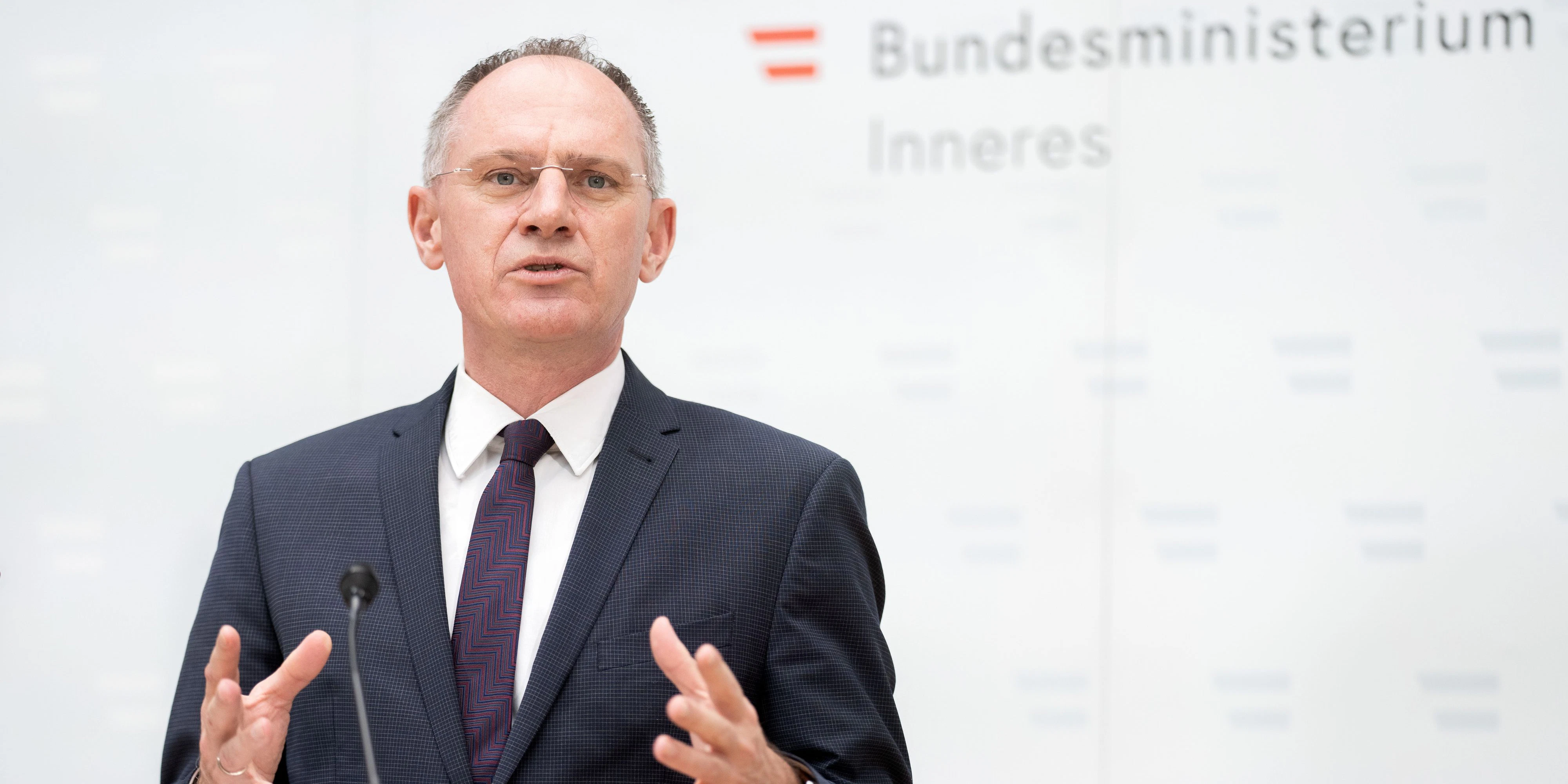 "Das Ziel von Kontrollen ist, die sichtbare Präsenz der Polizistinnen und Polizisten an unfallträchtigen oder gefährlichen Stellen zu verstärken", schreibt ÖVP-Innenminister Karner in einer Aussendung.