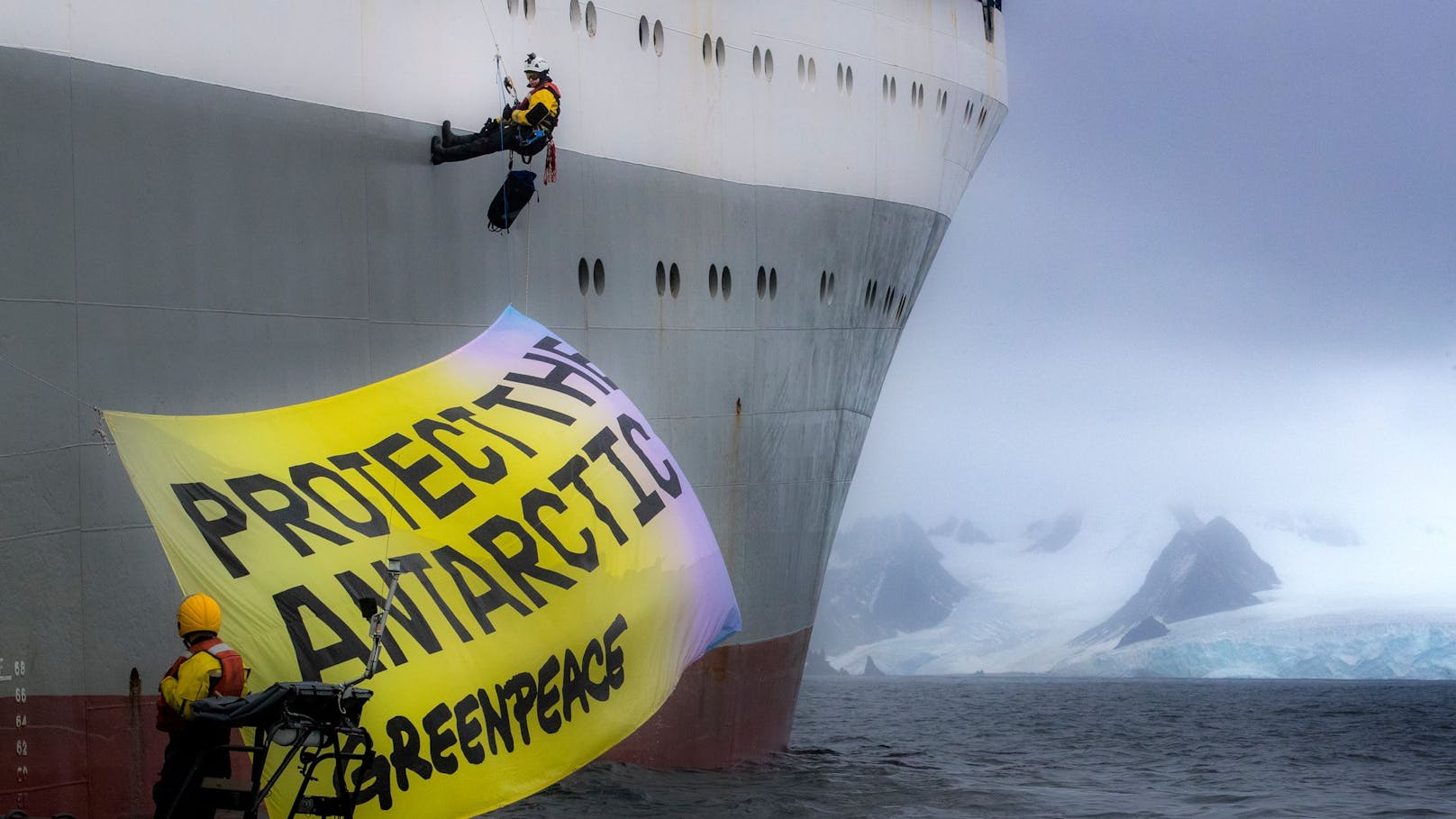 Greenpeace-Expedition in der Antarktis. Die Aktivisten setzen sich&nbsp;gegen den umstrittenen Krillfang ein. Die kleinen, garnelenartigen Schalentiere bilden die Grundlage des gesamten antarktischen Nahrungsnetzes. Entzieht man sie dem fragilen Ökosystem, dann sterben auch Fische, Pinguine, Robben und Wale.