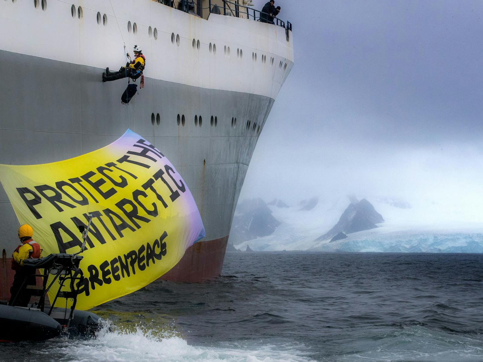 Greenpeace-Expedition in der Antarktis. Die Aktivisten setzen sich&nbsp;gegen den umstrittenen Krillfang ein. Die kleinen, garnelenartigen Schalentiere bilden die Grundlage des gesamten antarktischen Nahrungsnetzes. Entzieht man sie dem fragilen Ökosystem, dann sterben auch Fische, Pinguine, Robben und Wale.
