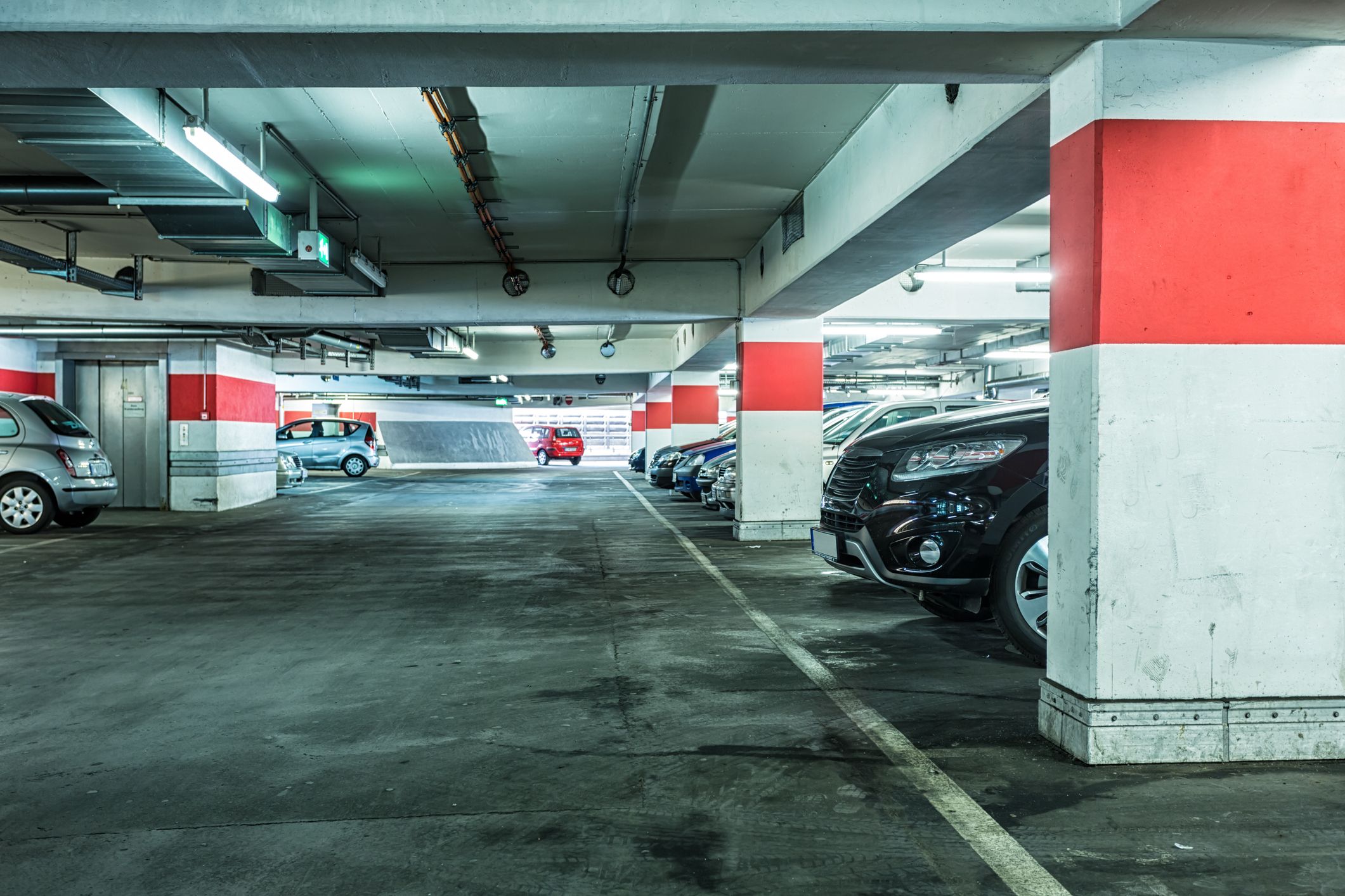 Zum Dienstantritt fand die Mitarbeiterin zwei Leichen zwischen den Autos liegen.